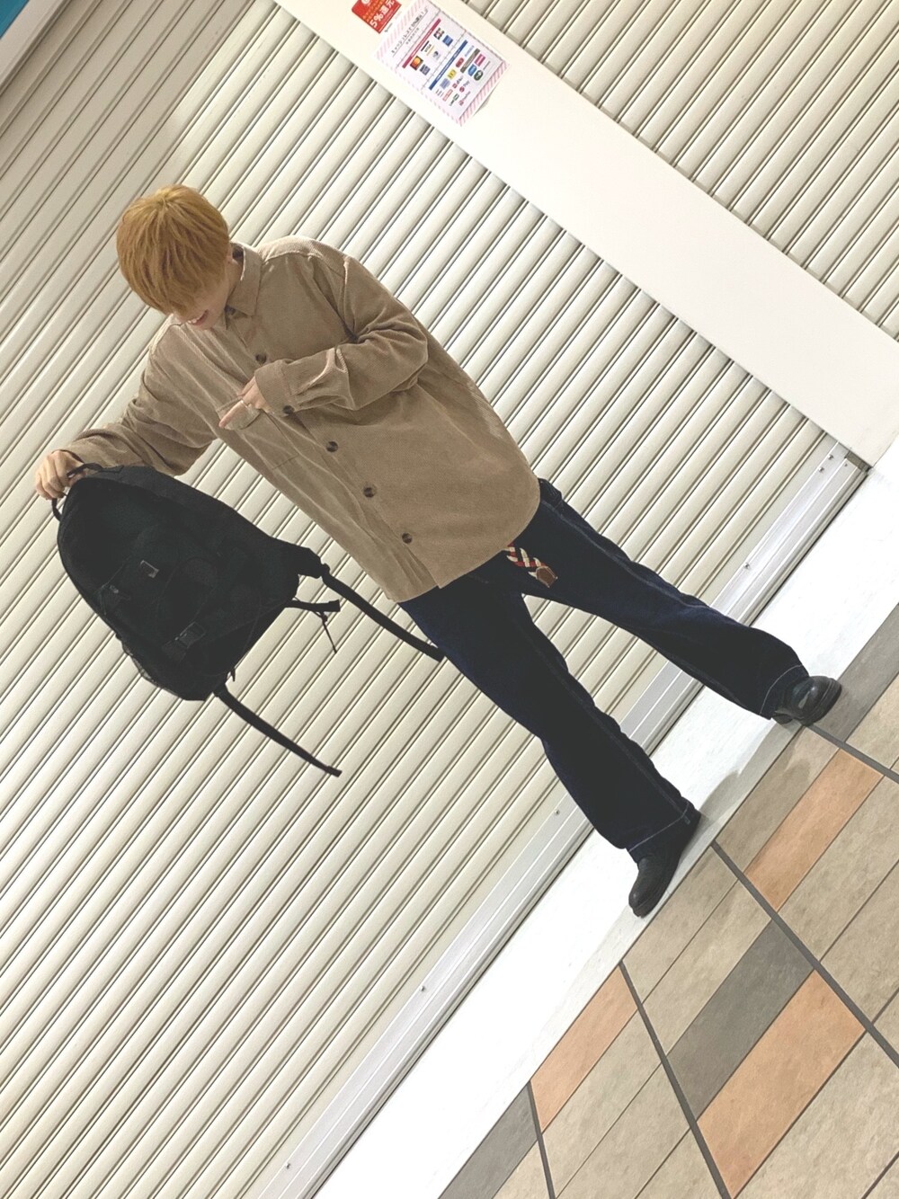 「カジュアルコーデ、おしゃれさんと繋がりたい、シンプルコーデ、GU、古着、ベージュ」｜「Carharttのcarhartt　KICKFLIPBACKPACK（バックパック/リュック、ブラック系）」を使った、りょーちんさん（メンズ・180cm）の春コーディネートの1枚目の写真