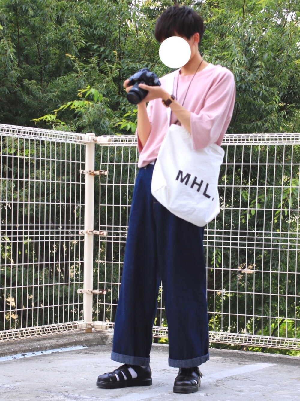 ピンク系のTシャツ/カットソー、ホワイト系のショルダーバッグ、ブルー系のデニムパンツを着用したメンズの夏コーディネートの1枚目の写真