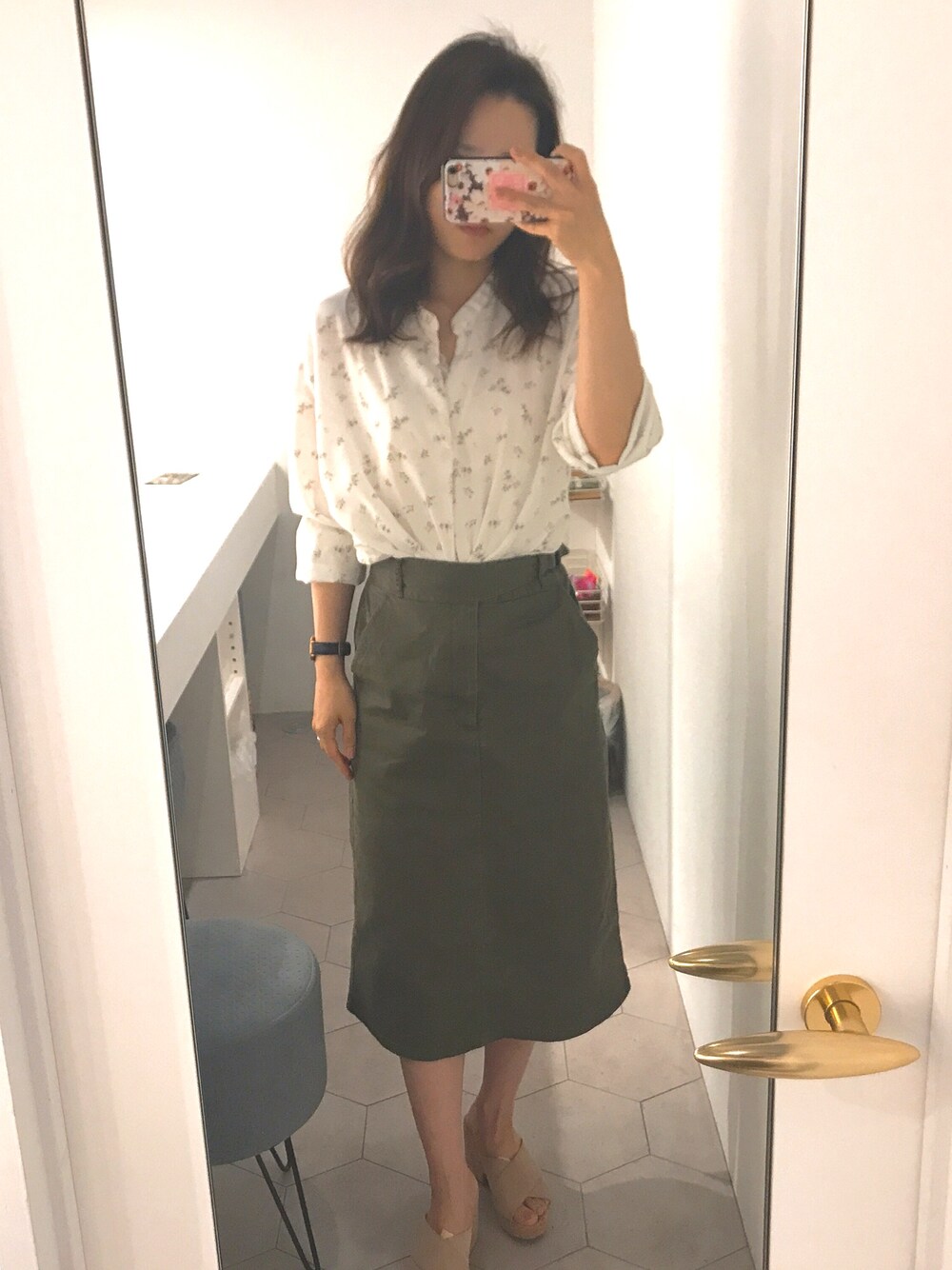 「春夏コーデ、去年の服、おしゃれさんと繋がりたい、オトナ女子、ootd、ハイウエスト、ママファッション、サンダル、美容院行ってきた」｜「GUのアイテム（スカート、グリーン系）」を使った、Kahoさん（レディース・154cm）の春コーディネートの1枚目の写真