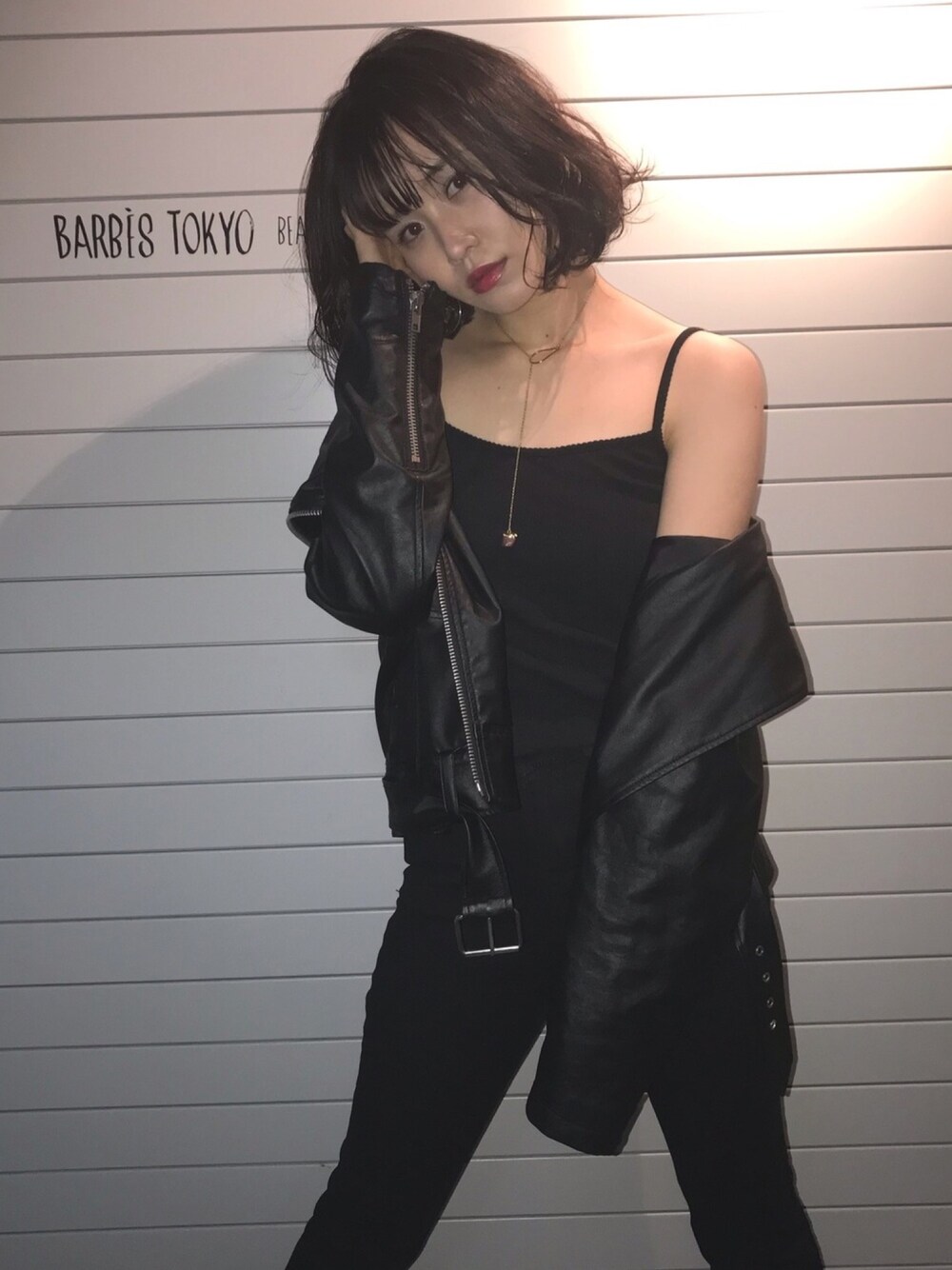 「ブラックコーデ、ブラックデニム、ステラハリウッド、表参道、冬コーデ、今日のコーデ」｜「FREAK'S STOREのアイテム（タンクトップ、ブラック系）」を使った、Rina Takahashiさん（レディース・165cm）の秋コーディネートの1枚目の写真