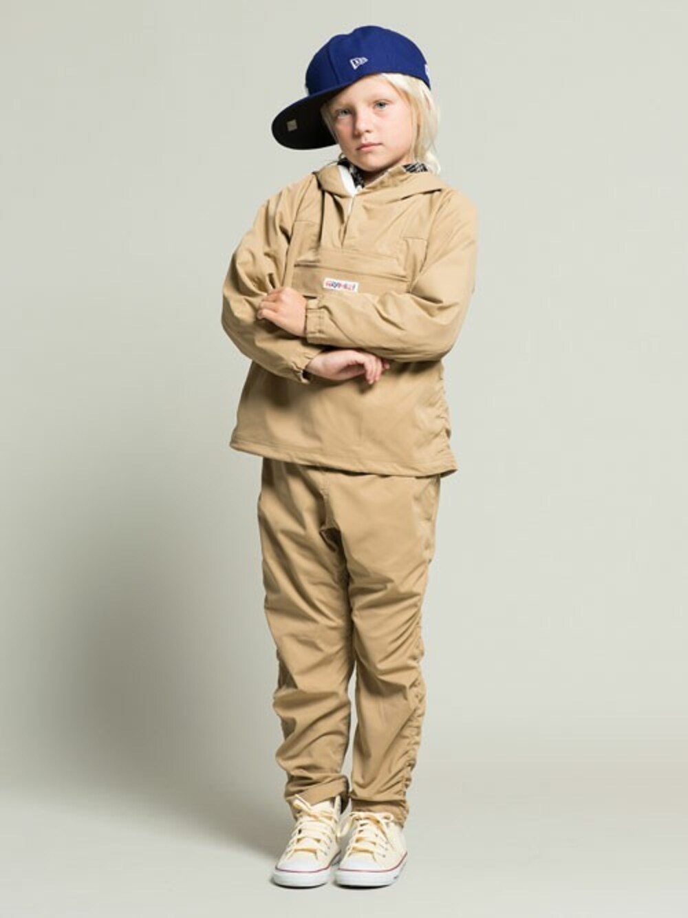 ベージュ系のマウンテンパーカー、ベージュ系のその他パンツを着用したキッズの秋コーディネートの1枚目の写真