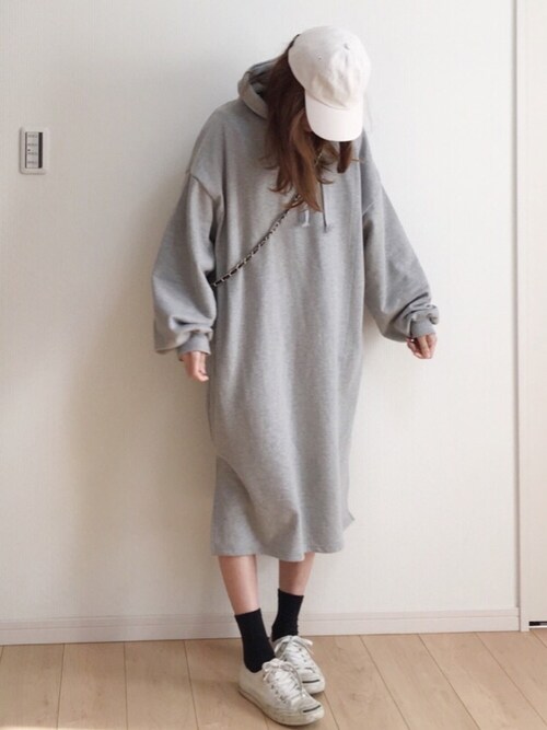 スウェットコーデ レディース おすすめ集 秋冬に人気 ネイビーや黒のトップス