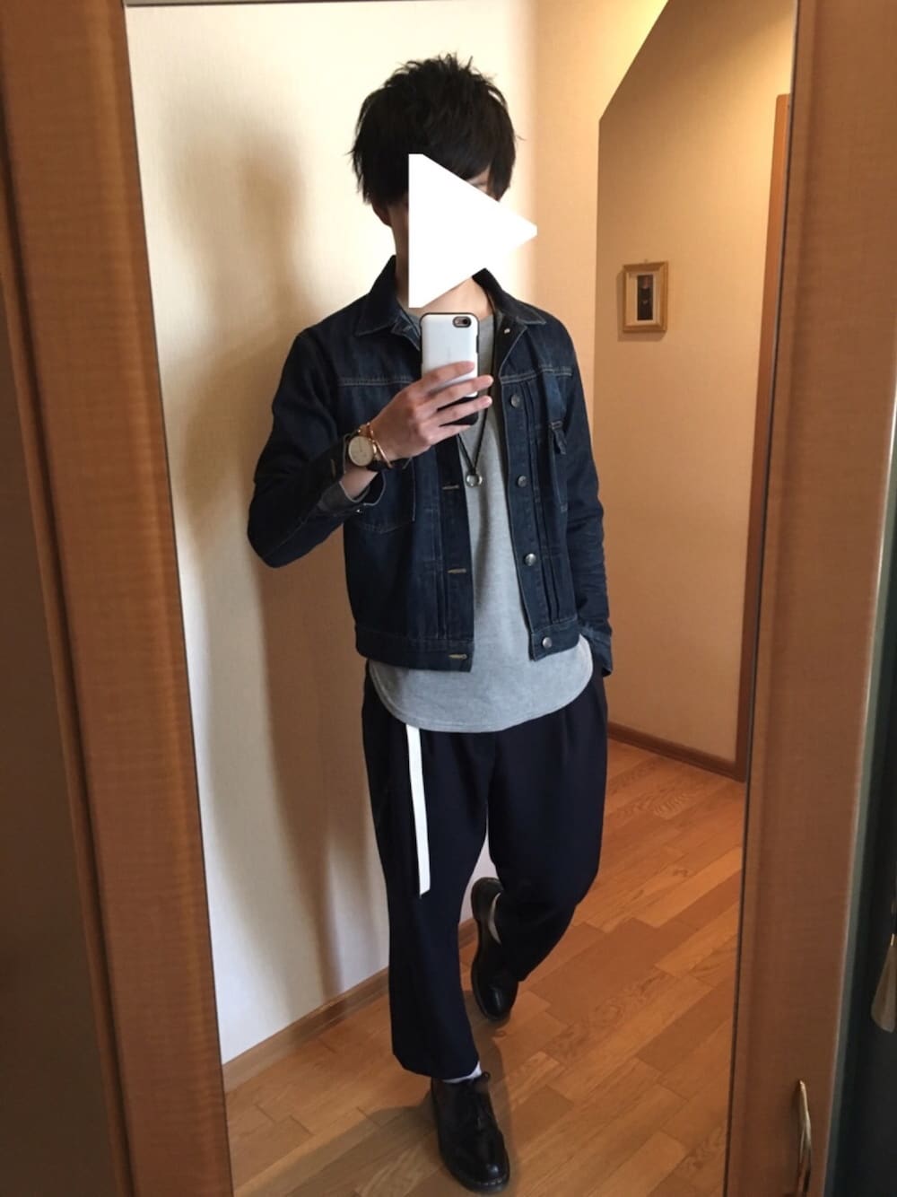 ブルー系のデニムジャケット、グレー系のTシャツ/カットソー、ブルー系のスラックスを着用したメンズの冬コーディネートの1枚目の写真
