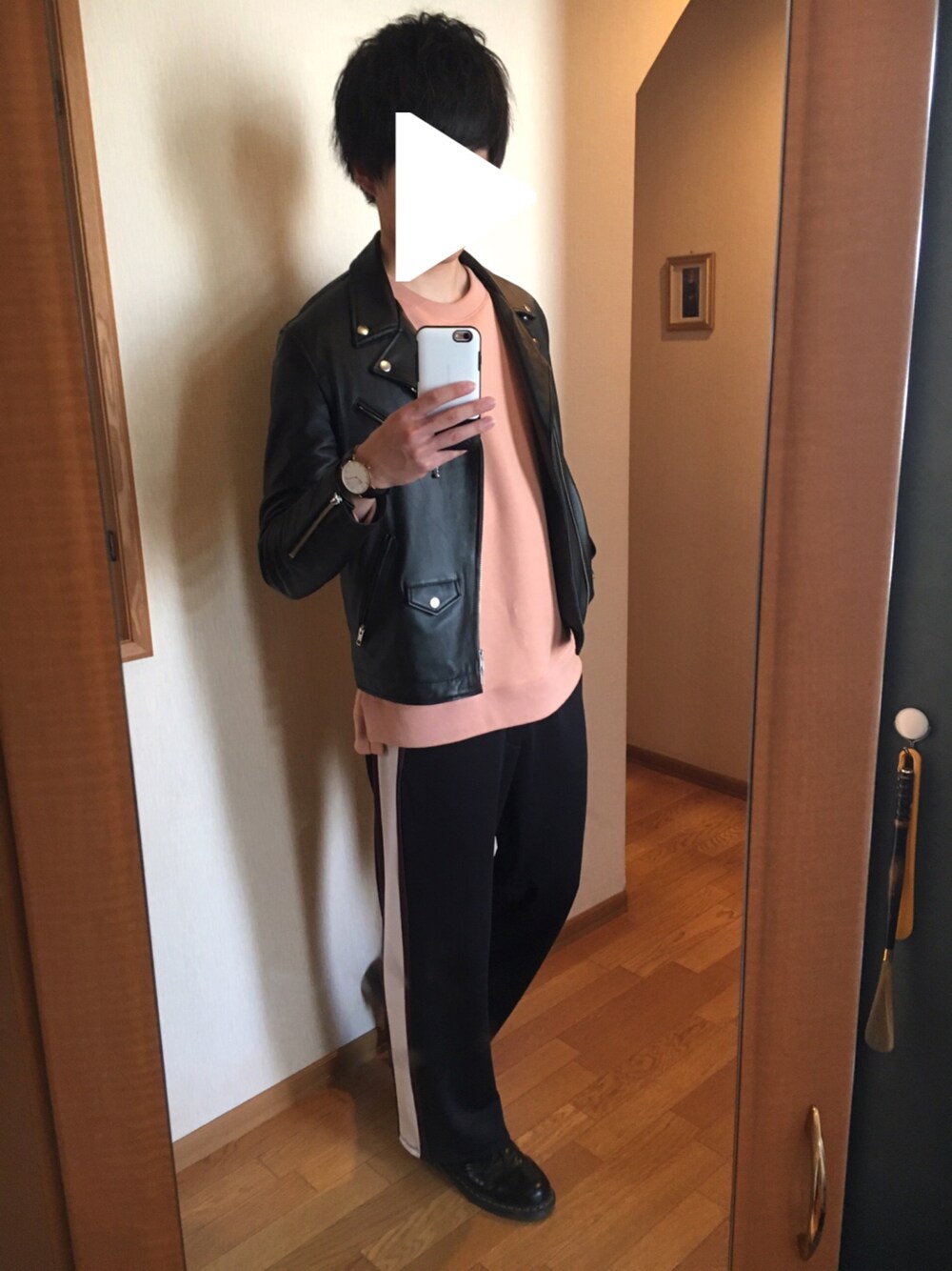 ブラック系のその他パンツ、ピンク系のスウェット、ブラック系のライダースジャケットを着用したメンズの春コーディネートの1枚目の写真