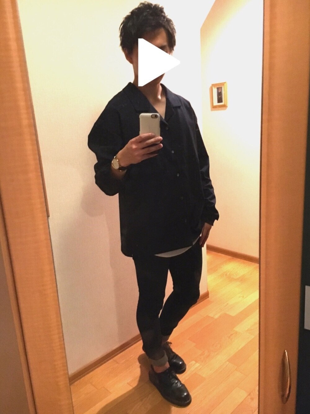 ブルー系のシャツ/ブラウス、ホワイト系のタンクトップ、ブルー系のデニムパンツを着用したメンズの秋コーディネートの1枚目の写真