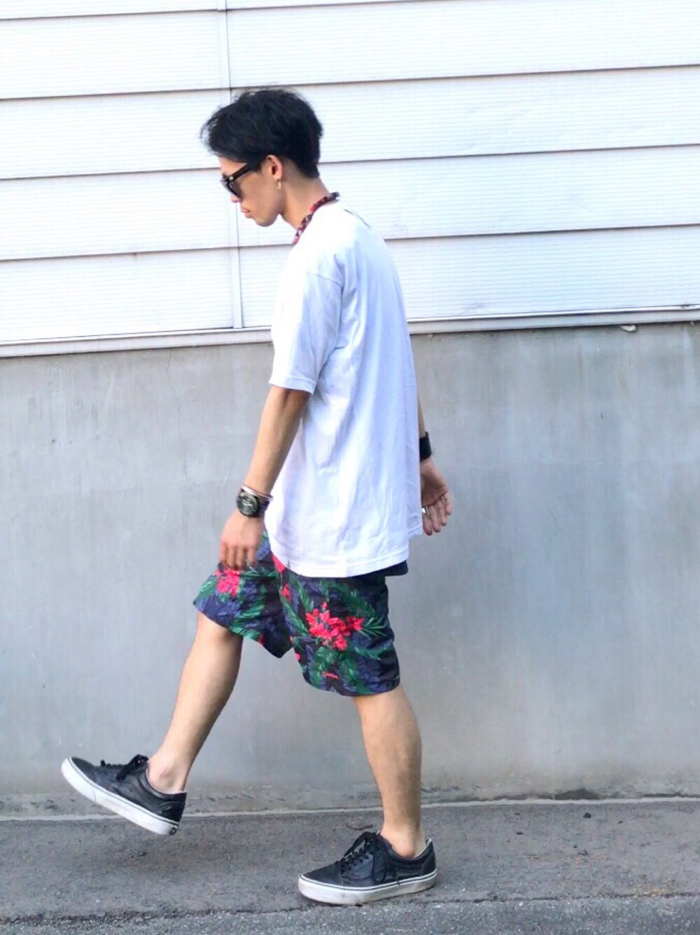 「夏、シンプルスタイル、ストリート、休日スタイル、ラクチンコーデ、summer、シンプル、低身長、サングラス、白Tシャツ」｜「SABREのHEARTBREAKER S（サングラス、ブラック系）」を使った、TogAさん（メンズ・165cm）の夏コーディネートの1枚目の写真