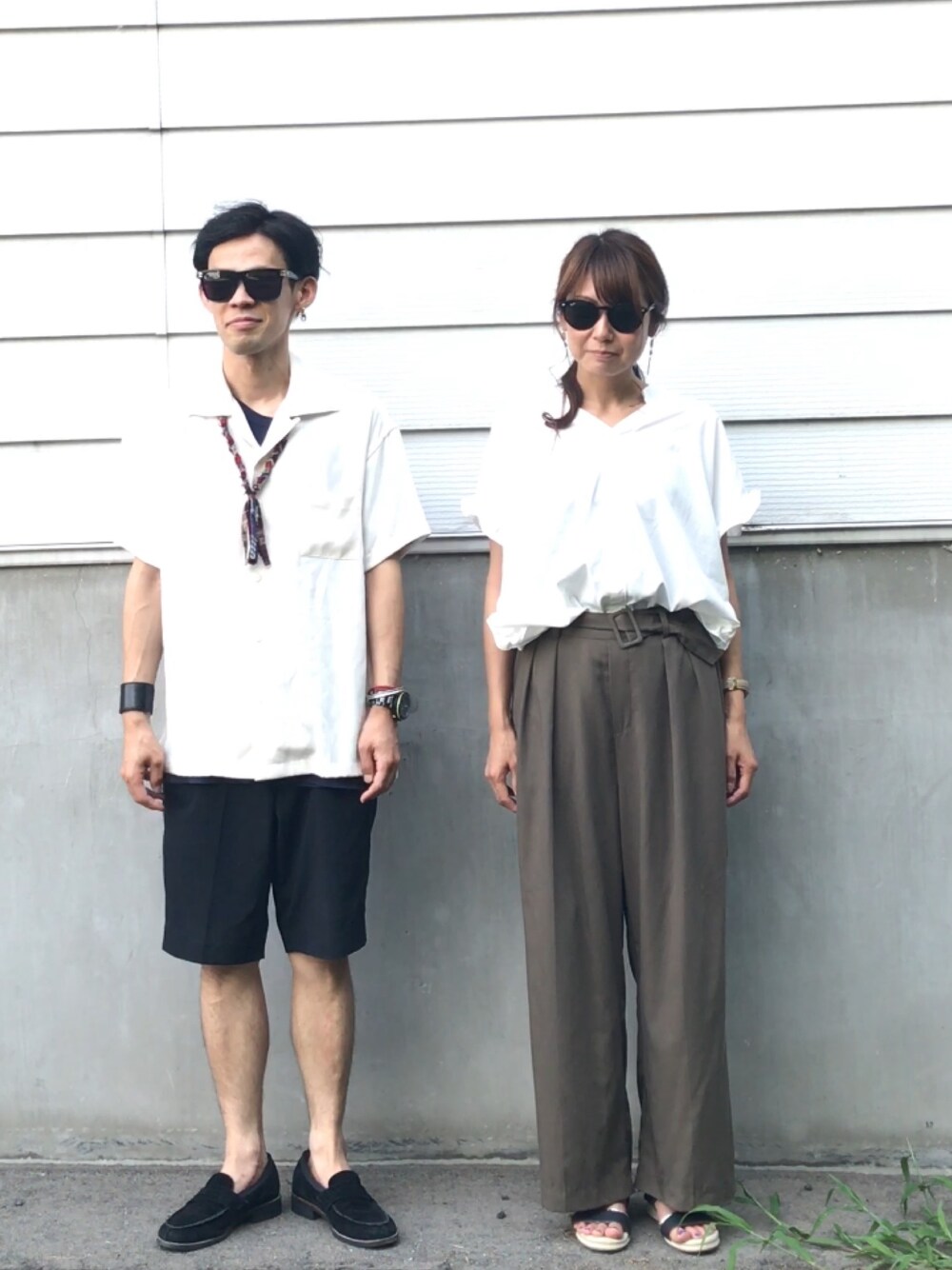 「シンプル、カジュアルコーデ、夏コーデ、開襟シャツ、オープンカラーシャツ、リンクコーデ、シャツスタイル、カーキ、ワイドパンツ」｜「UNITED TOKYOのサテンオープンカラーシャツ（シャツ/ブラウス、ホワイト系）」を使った、TogAさん（メンズ・165cm）の夏コーディネートの1枚目の写真