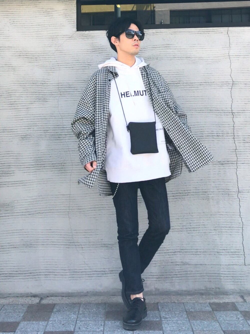 ブラック系のシャツ/ブラウス、ブルー系のデニムパンツ、ブラック系のショルダーバッグを着用したメンズの春コーディネートの1枚目の写真