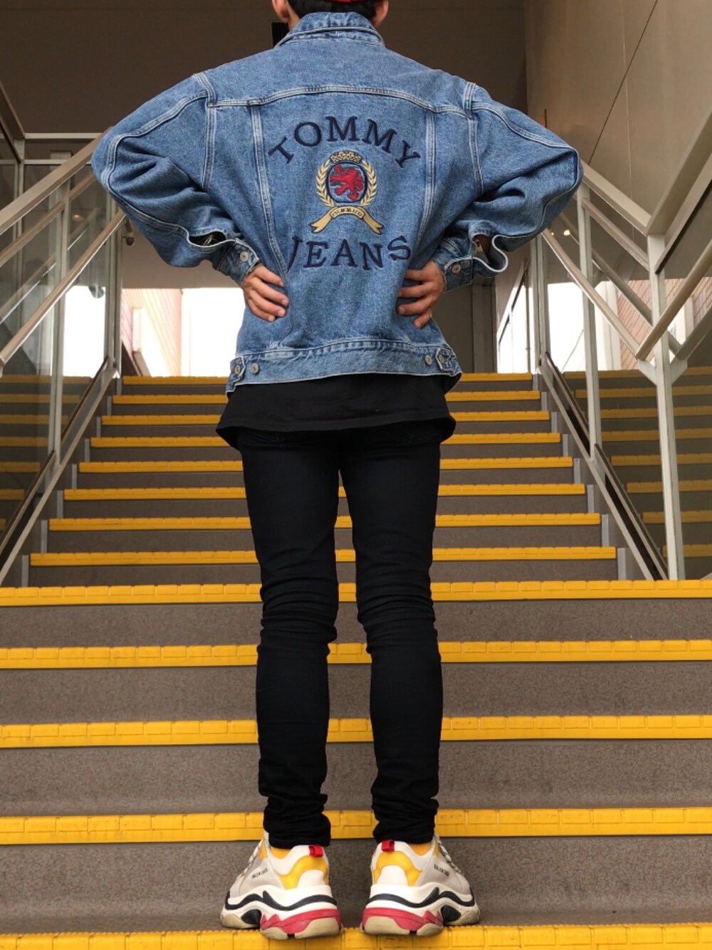 「ゆるコーデ、スニーカー、streetstyle、ストリートMIX、オーバーサイズ、ジャケット、デニムジャケット、恋ステwearコーデ、スキニーデニム、秋のコーデ」｜「TOMMY HILFIGERのアイテム（デニムジャケット、ブルー系）」を使った、TogAさん（メンズ・165cm）の夏コーディネートの1枚目の写真