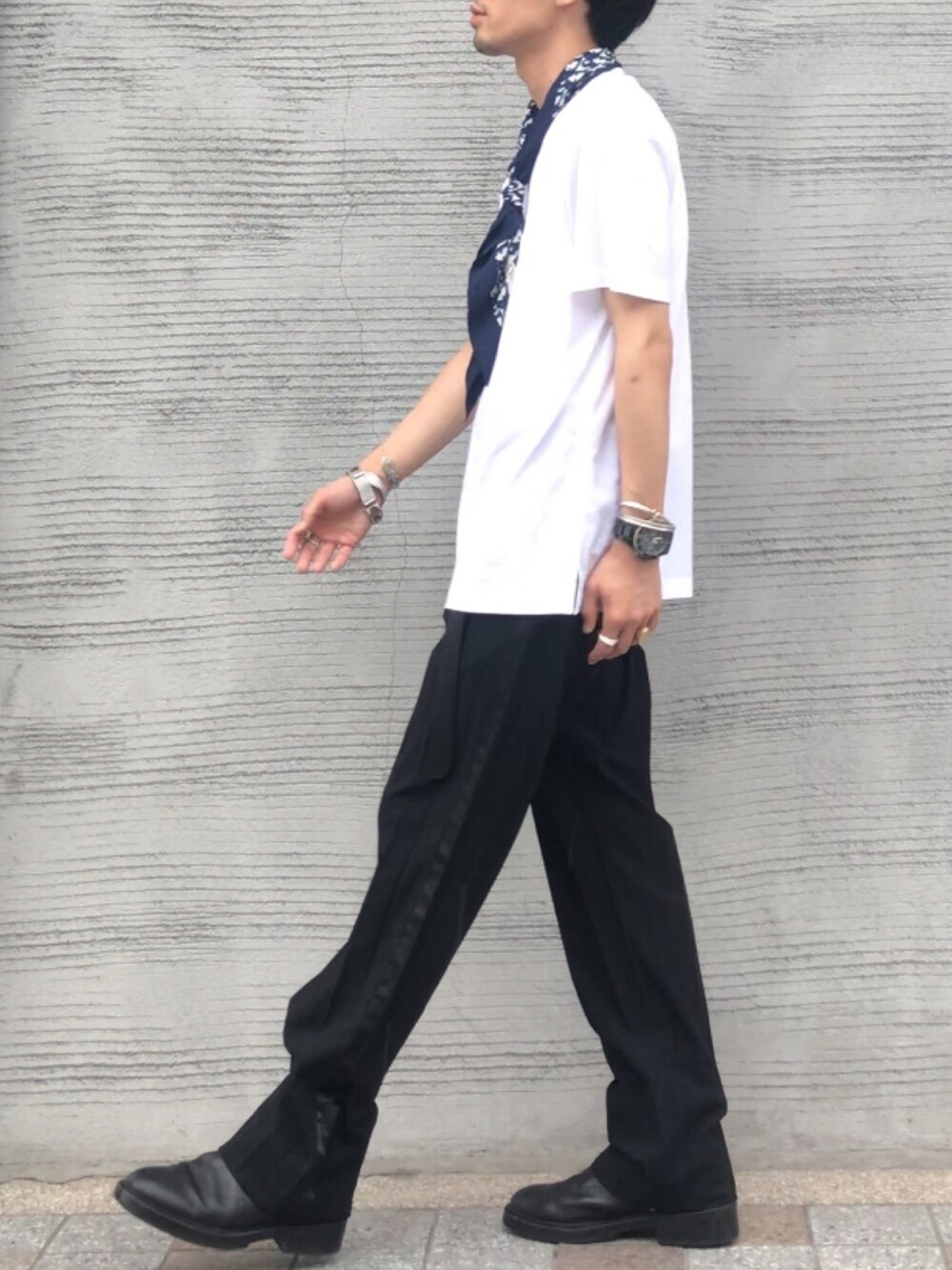 「大人コーデ、キレイめ、Tシャツ、ゆるコーデ、モード、モノトーン、スカーフ、ブーツ、シンプルスタイル、恋ステwearコーデ」｜「HERMESのアイテム（Tシャツ/カットソー、ホワイト系）」を使った、TogAさん（メンズ・165cm）の夏コーディネートの1枚目の写真