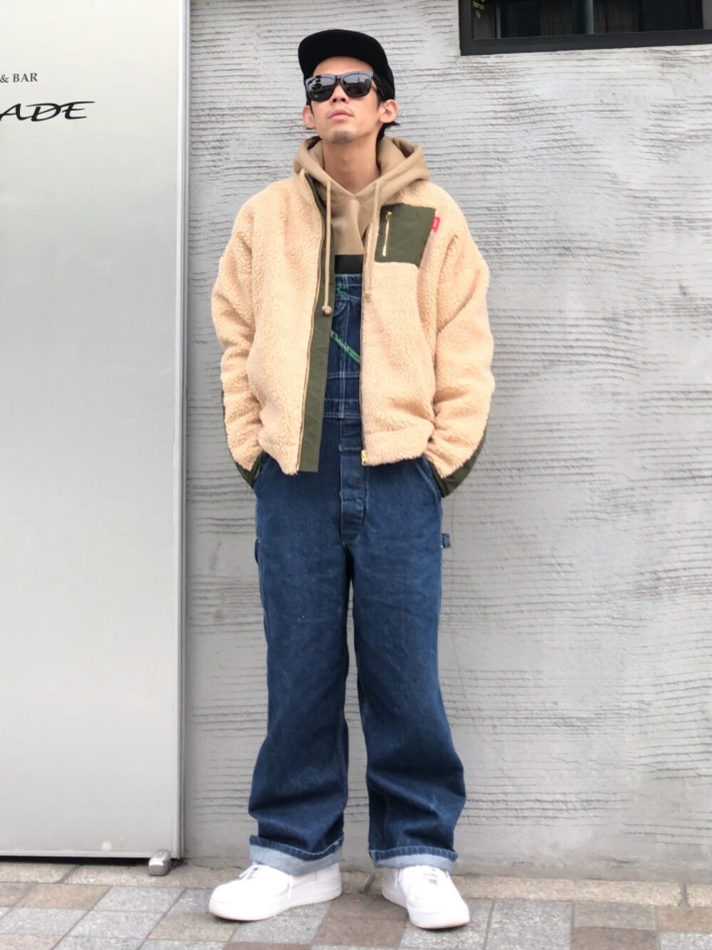 「やっぱりストリートが好き、カジュアル、スニーカーコーデ、ボア、ボアジャケット、ストリートMIX、ブルゾン、オーバーオール」｜「LeylineのBoa cutback jkt（ブルゾン、ベージュ系）」を使った、TogAさん（メンズ・165cm）の秋コーディネートの1枚目の写真