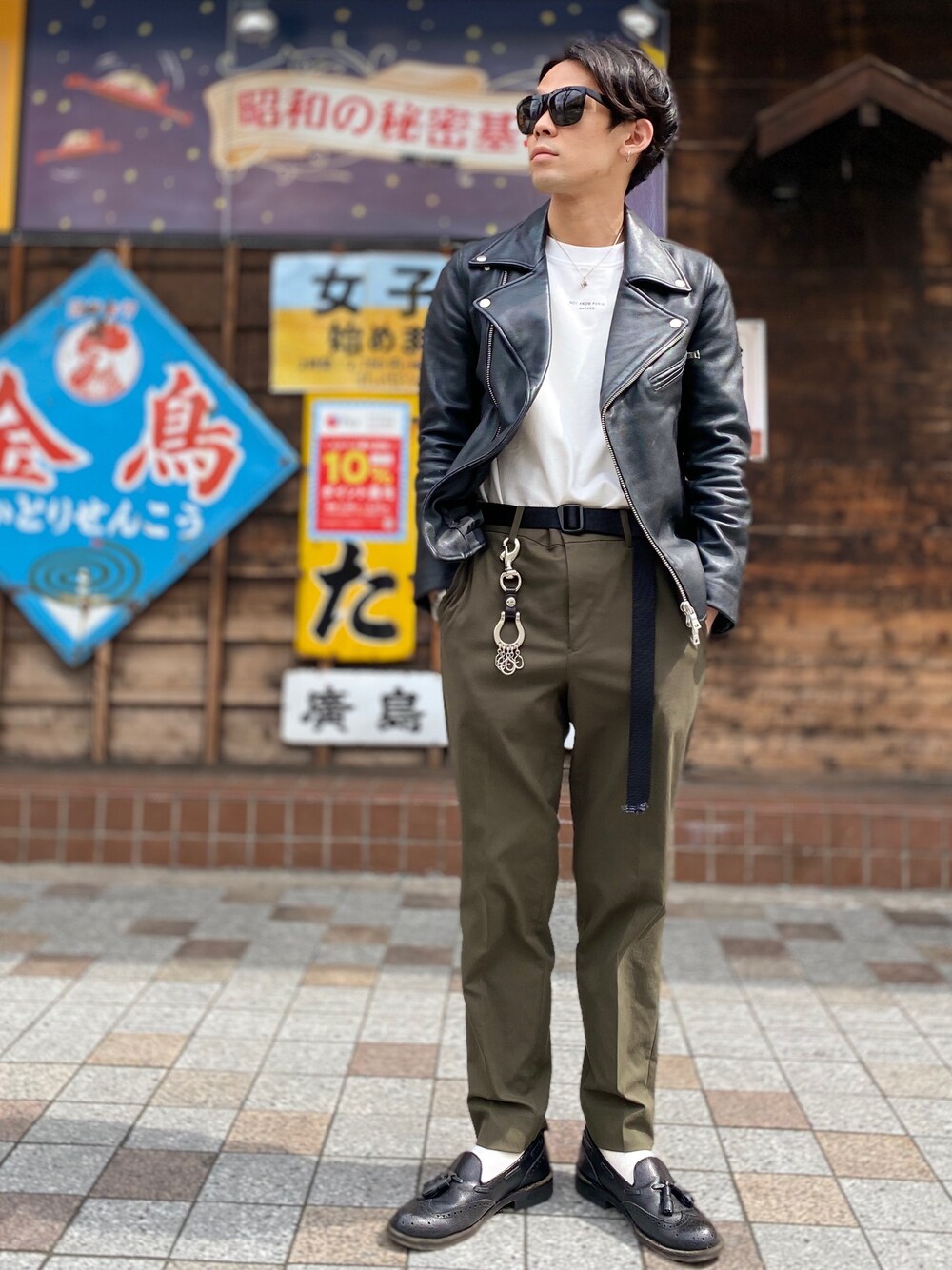 「春、ライダースジャケット、キレイめ、シンプル、はるコーデ、プリントT、タックイン、ローファー」｜「Drole De MonsieurのDROLE DE MONSIEUR/ドロールドムッシュ/NFPM T-SHIRT/エヌエフピーエムティーシャツ（Tシャツ/カットソー、ホワイト系）」を使った、TogAさん（メンズ・165cm）の春コーディネートの1枚目の写真