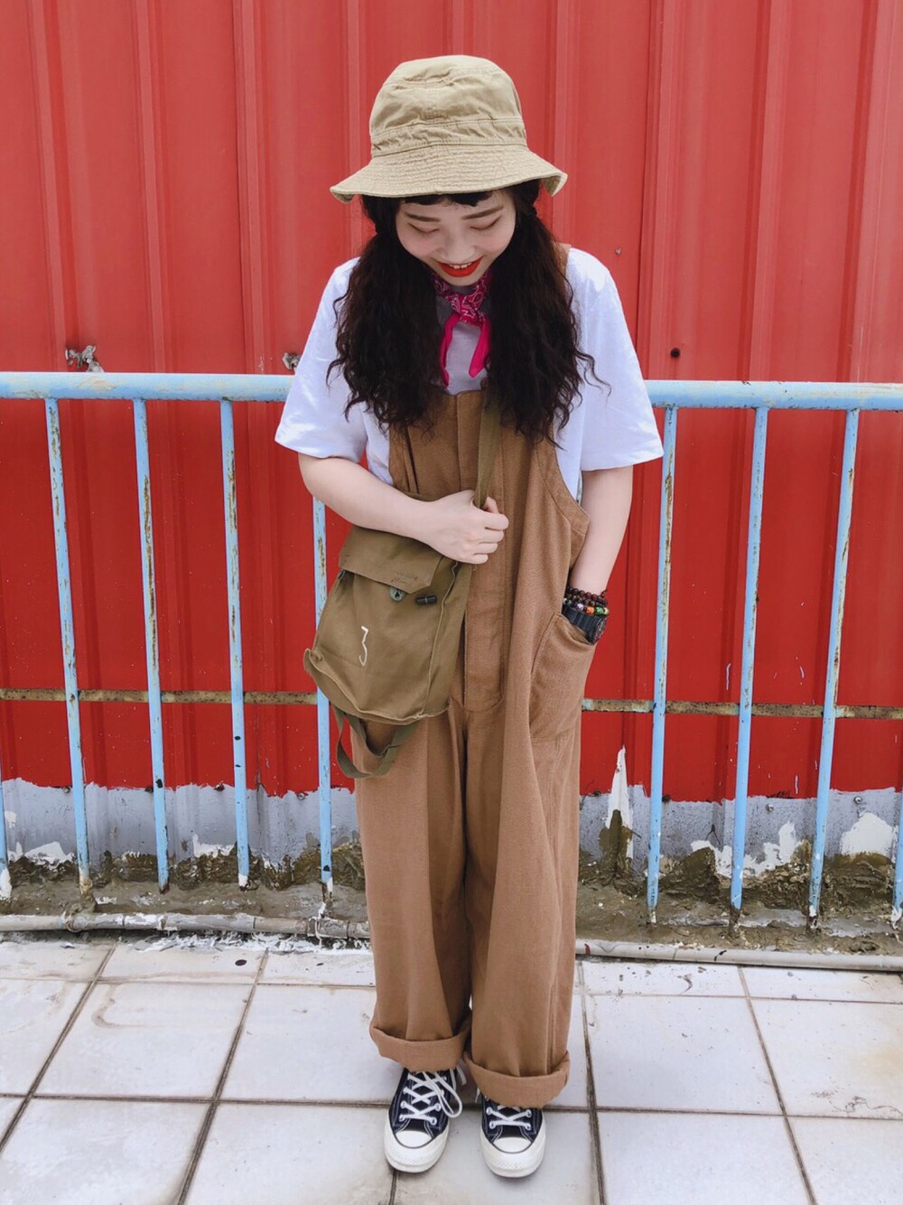 「ootd、夏、白T、converse 1970、VINTAGE、古着、古着MIX、Dickies」｜「Dickiesのアイテム（オールインワン・サロペット、ベージュ系）」を使った、三皮三皮さん（レディース・158cm）の春コーディネートの1枚目の写真