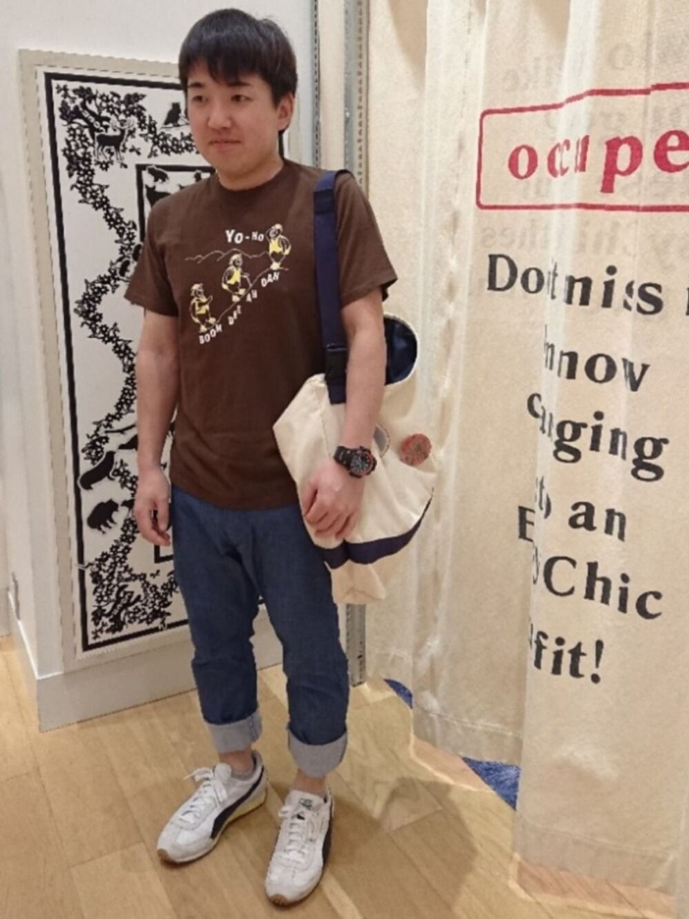 ブラウン系のTシャツ/カットソー、ホワイト系のショルダーバッグ、ブルー系のデニムパンツを着用したメンズの春コーディネートの1枚目の写真