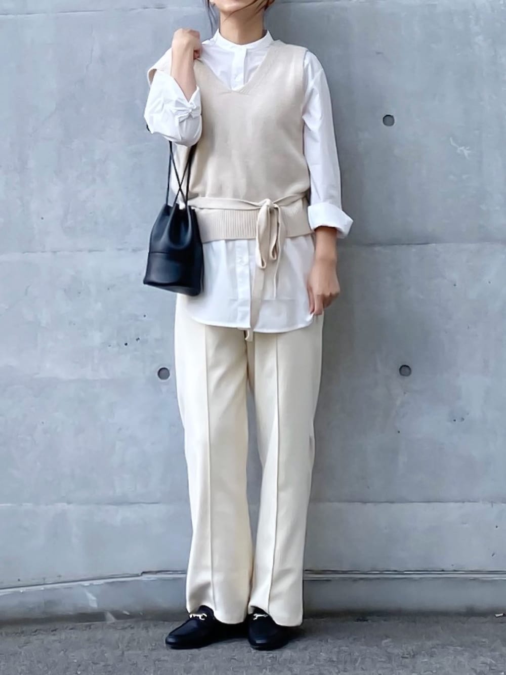「ホワイト、ホワイトパンツ、ワントーンコーデ、ホワイトコーデ、ローファー、ノーカラーシャツ、ニットベスト、シャツスタイル、冬、モノトーン」｜「DISCOATのバンドカラー　チュニックシャツ（シャツ/ブラウス、ホワイト系）」を使った、ななおさん（レディース・162cm）の秋コーディネートの1枚目の写真