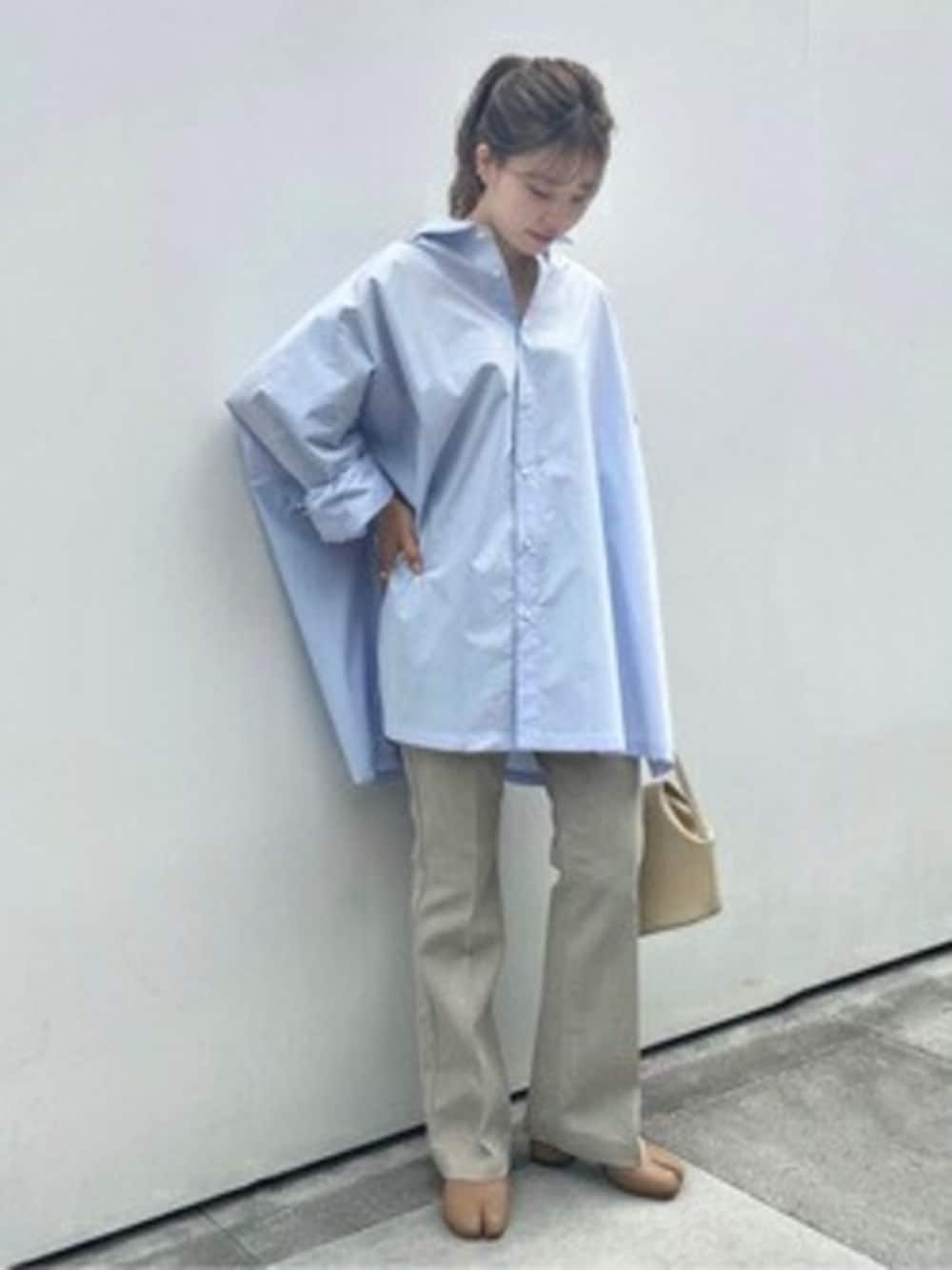 ブルー系のシャツ/ブラウスを着用したレディースの春コーディネートの1枚目の写真