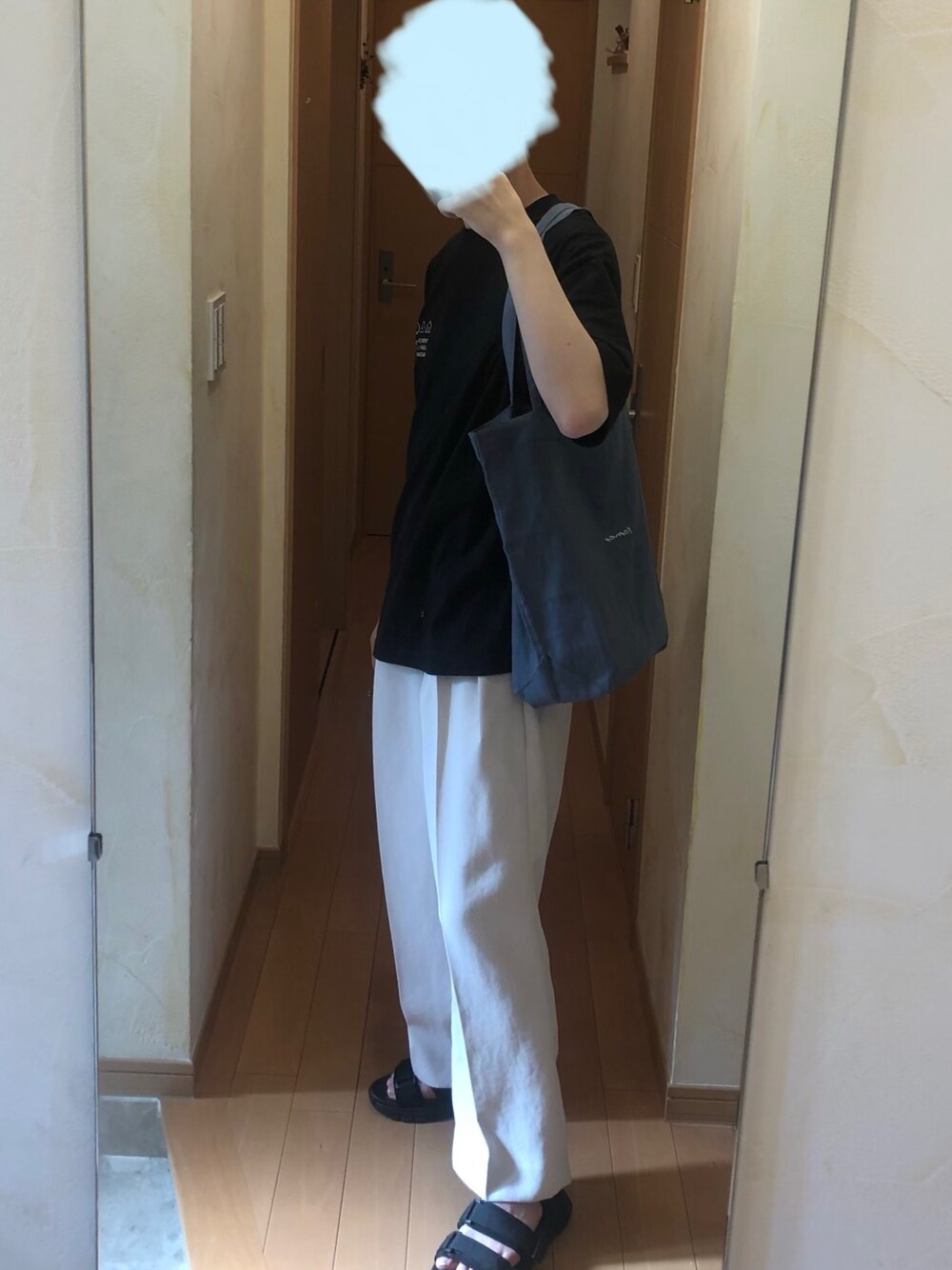 「夏、キレイめ、ワイドパンツ、オーバーサイズ、サンダル、プチプラコーデ、モノトーン、白パンツ、トートバッグ、大学生」｜「ConfirmのConfirm / コンファーム GIRLイラストバックプリントビッグTシャツ（Tシャツ/カットソー、ブラック系）」を使った、Aさん（メンズ・168cm）の夏コーディネートの1枚目の写真