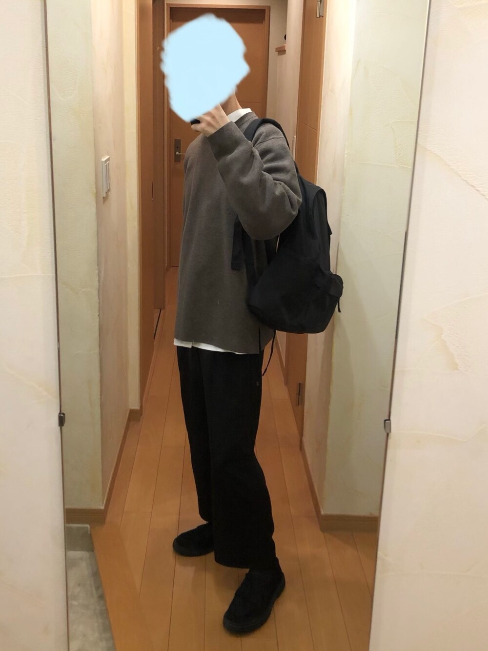 「シャツスタイル、ニット、レイヤードスタイル、秋のコーデ、ブラウン、ワイドパンツ、キレイめ、きれいめカジュアル、白シャツ、ローファー」｜「WYM LIDNMの【WYM LIDNM】TENCEL/COTTON BASIC SHIRT（シャツ/ブラウス、ホワイト系）」を使った、Aさん（メンズ・168cm）の秋コーディネートの1枚目の写真