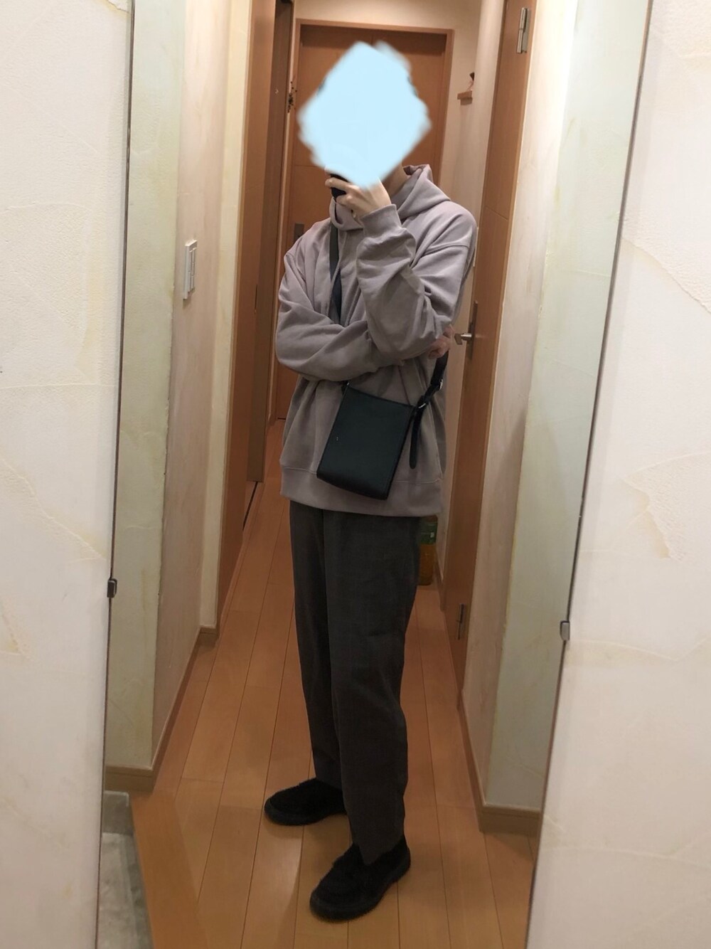 「秋コーデ、秋のマイ旬スタイル、ブラウンコーデ、ワントーンコーデ、プチプラ、GU、秋服準備はじめました、パーカー、ワイドパンツ、カジュアル」｜「DEVICEの【インフルエンサー ユウ×DEVICE コラボ】Rename スクエア ショルダーバッグ（ショルダーバッグ、ブラック系）」を使った、Aさん（メンズ・168cm）の秋コーディネートの1枚目の写真