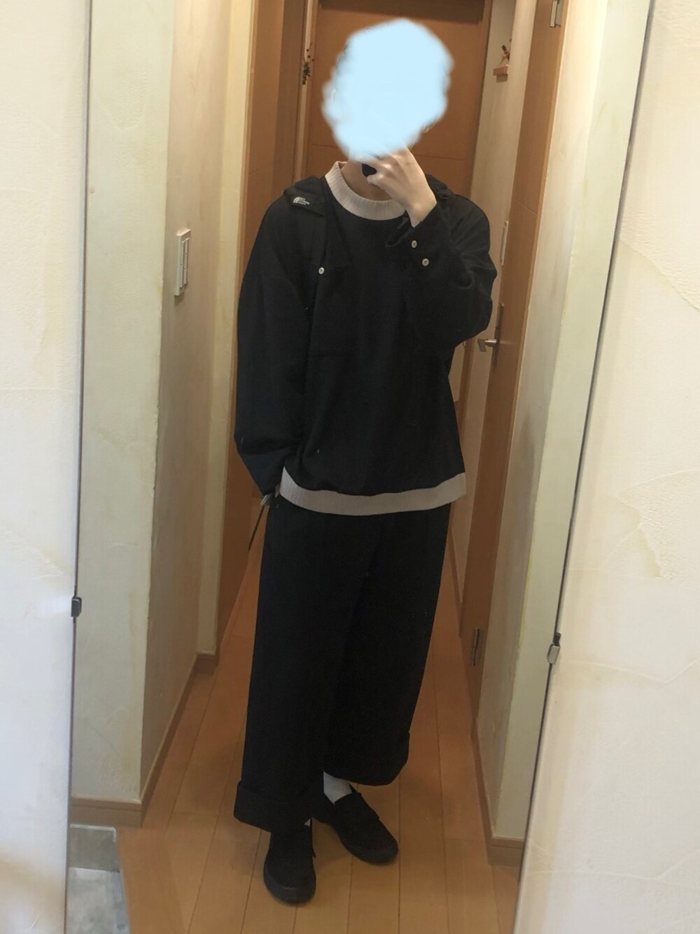 「大人カジュアル、シンプル、黒、ワイドパンツ、ローファー、低身長、スウェット、ビッグシルエット、ゆるコーデ、カジュアル」｜「Loose/ルースの【Loose】オーバーサイズ リブ配色 L/S カットソー（Tシャツ/カットソー、ブラック系）」を使った、Aさん（メンズ・168cm）の秋コーディネートの1枚目の写真