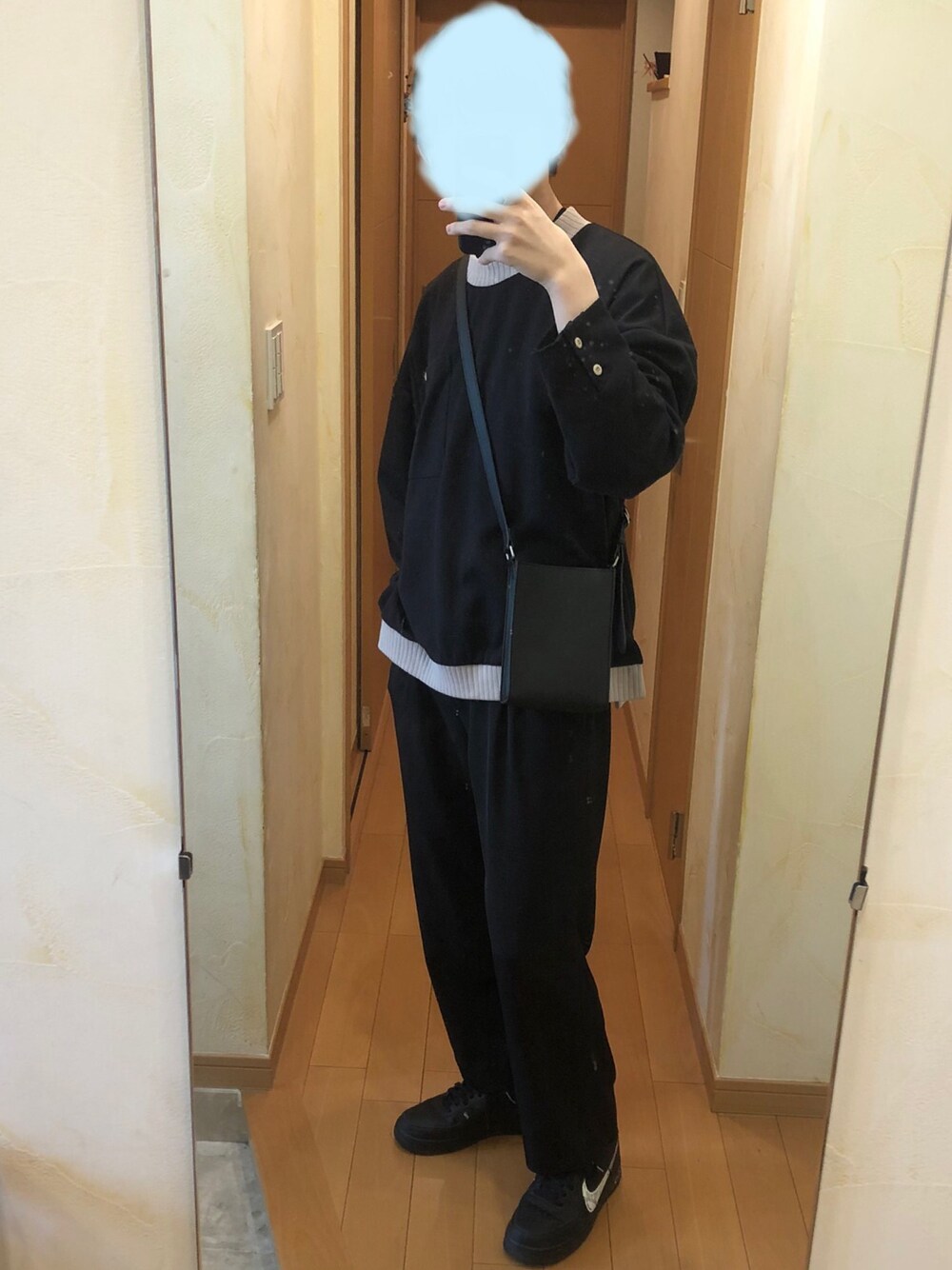 「きれいめカジュアル、ラフ、黒コーデ、プチプラコーデ、スニーカーコーデ、ワイドパンツ、低身長、休日スタイル、春コーデ、カジュアル」｜「Loose/ルースの【Loose】オーバーサイズ リブ配色 L/S カットソー（Tシャツ/カットソー、ブラック系）」を使った、Aさん（メンズ・168cm）の冬コーディネートの1枚目の写真