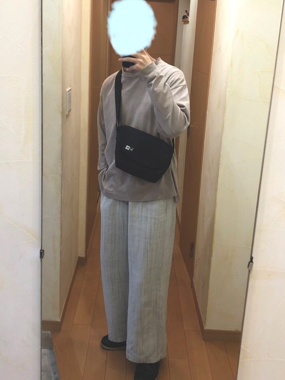 「ビッグシルエット、バギーパンツ、白パンツ、ワイドデニム、ワイドパンツ、ワントーンコーデ、白、ボディバッグ」｜「CASPER JOHNのWide Flare Buggy Pants/ワイドフレアバギーパンツ（その他パンツ、グレー系）」を使った、Aさん（メンズ・168cm）の春コーディネートの1枚目の写真