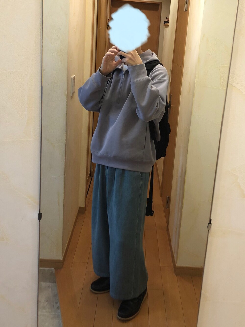「シンプルコーデ、プチプラ、パーカー、ワイドパンツ、ワイドデニム、デニム、ゆるコーデ、春コーデ、くすみカラー」｜「UNIQLOのアイテム（パーカー、グレー系）」を使った、Aさん（メンズ・168cm）の春コーディネートの1枚目の写真
