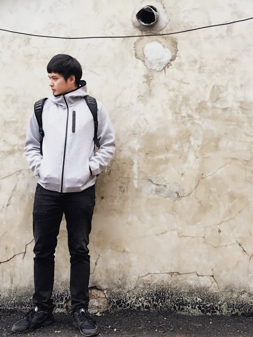 「廢墟」｜「UNIQLOのアイテム（ジャケット/アウター、グレー系）」を使った、Joshさん（メンズ・175cm）の春コーディネートの1枚目の写真