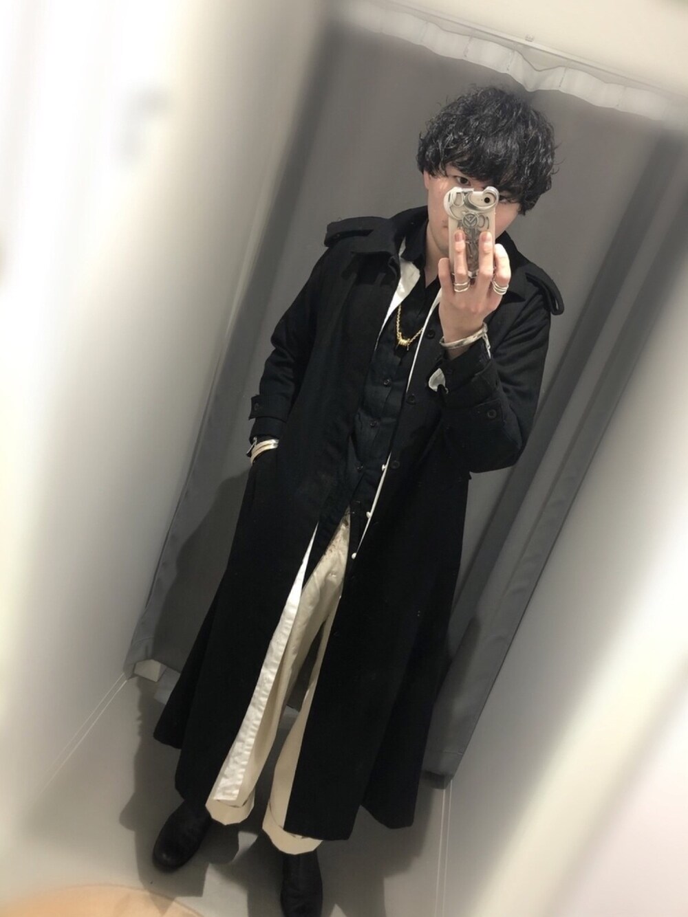 「モード、モード系、黒、白、コート、ブーツ、ワイドパンツ、キレイめ、モノトーン、お洒落さんとつながりたい」｜「Y'sのアイテム（トレンチコート、ブラック系）」を使った、n_o_iさん（メンズ・178cm）の冬コーディネートの1枚目の写真