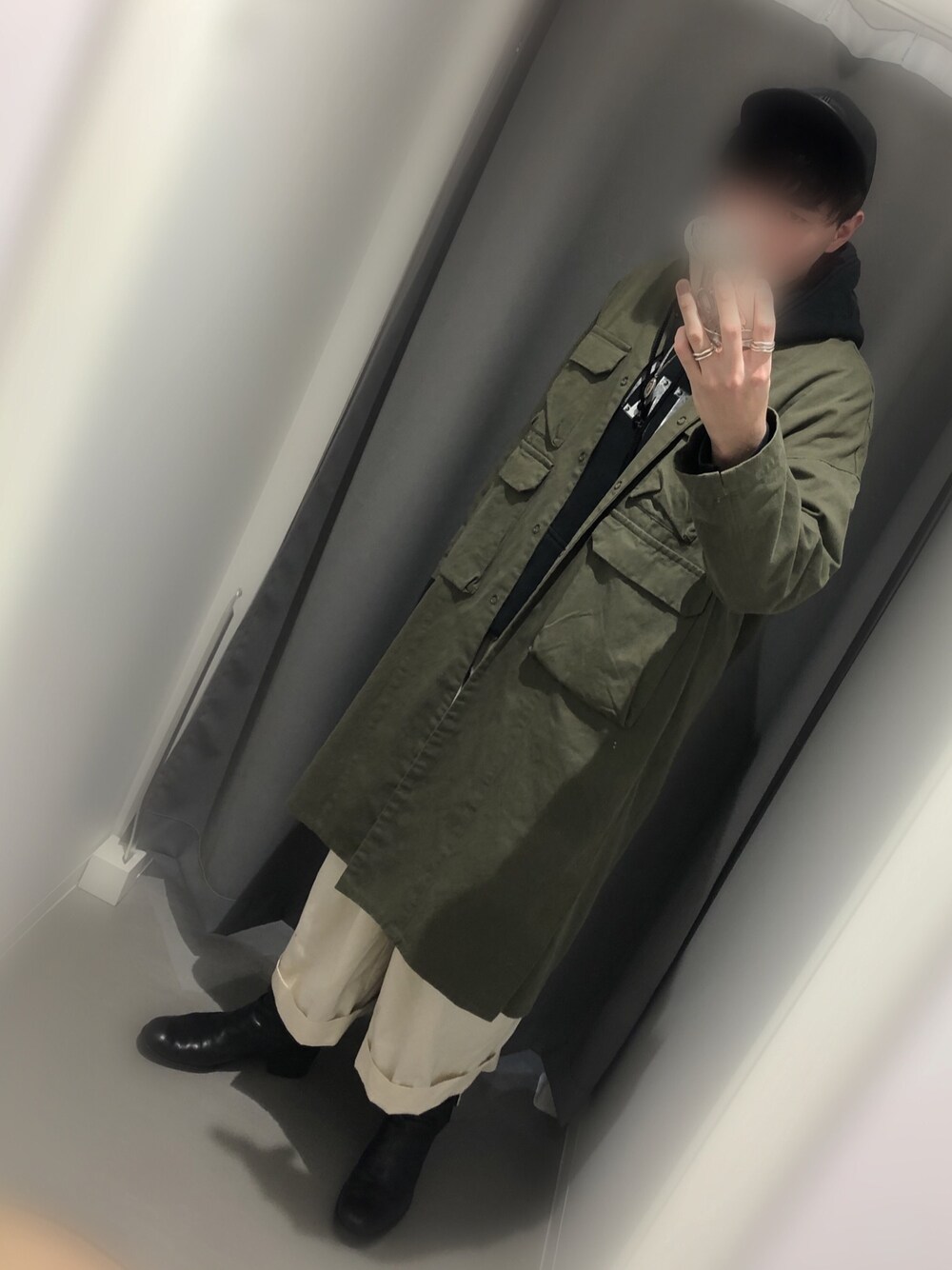 「春コーデ、春、カジュアル、キヤップ、コート、ワイドパンツ、ブーツ、カーキ、おしゃれさんと繋がりたい、いいね、save、フォローお願いします🤑」｜「FIRMUMのアイテム（ダウンジャケット/コート、グリーン系）」を使った、n_o_iさん（メンズ・178cm）の冬コーディネートの1枚目の写真