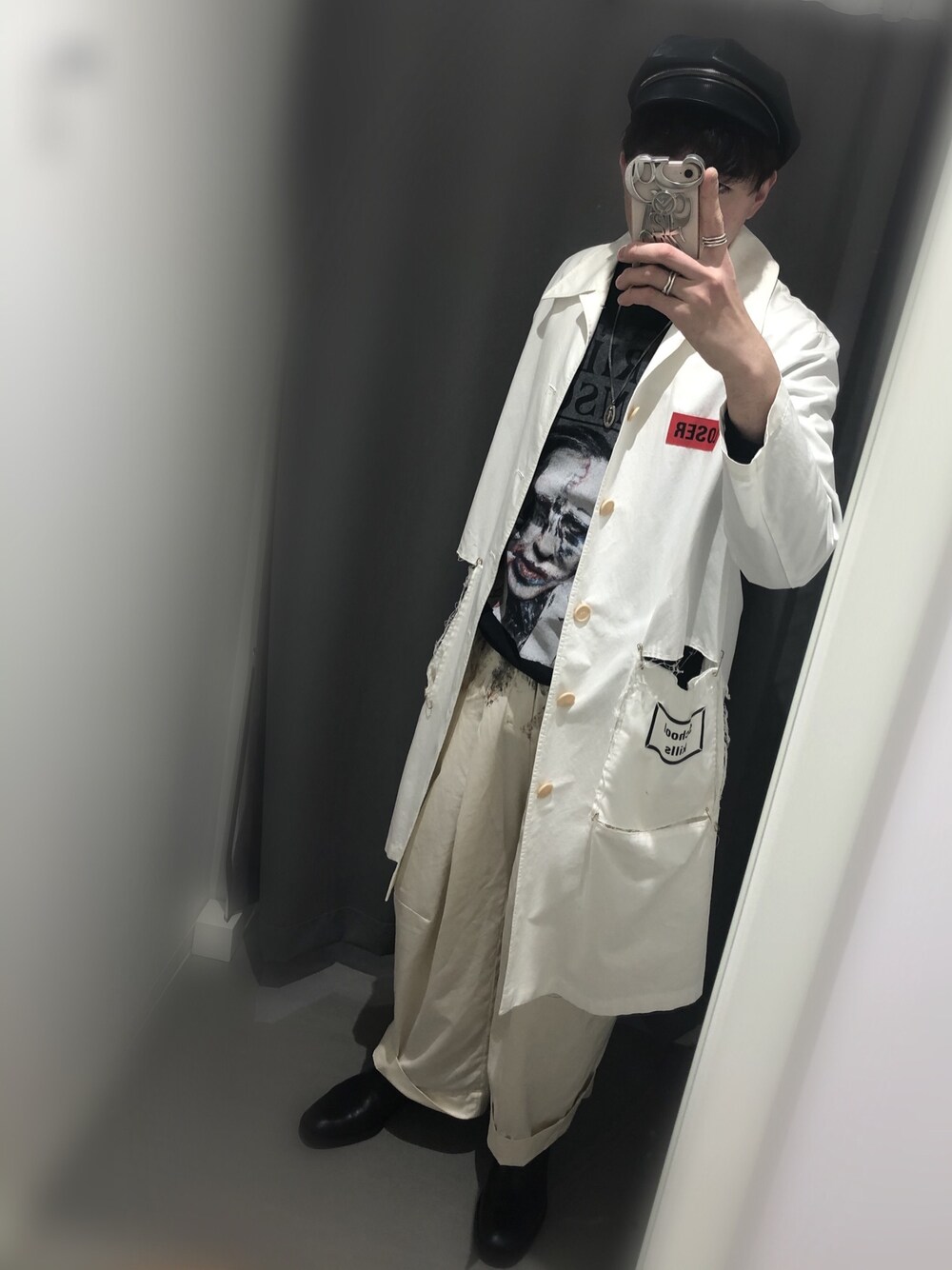 「韓国ファッション、モノトーン、キャスケット、コート、スウェット、ワイドパンツ、ブーツ、白、黒、ootd」｜「SHINYAKOZUKAのアイテム（パンツ、ベージュ系）」を使った、n_o_iさん（メンズ・178cm）の冬コーディネートの1枚目の写真