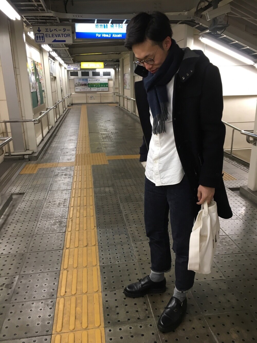 「休日スタイル、革靴、モノトーン、冬、オトナカジュアル、メガネ男子、めがね、猫カフェ、居酒屋」｜「OLIVER PEOPLESのOP-27T（メガネ、ブラウン系）」を使った、y.kurataさん（メンズ・170cm）の冬コーディネートの1枚目の写真