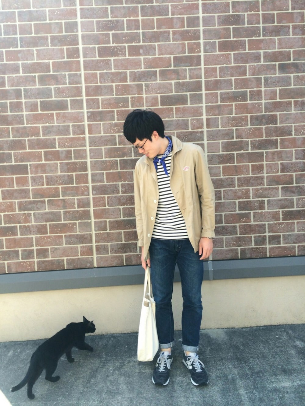 「シンプル、マリンコーデ、バンダナ、ネコ」｜「URBAN RESEARCH DOORS MENSのDANTON DOWNPROOF JACKET（カバーオール、ベージュ系）」を使った、y.kurataさん（メンズ・170cm）の春コーディネートの1枚目の写真