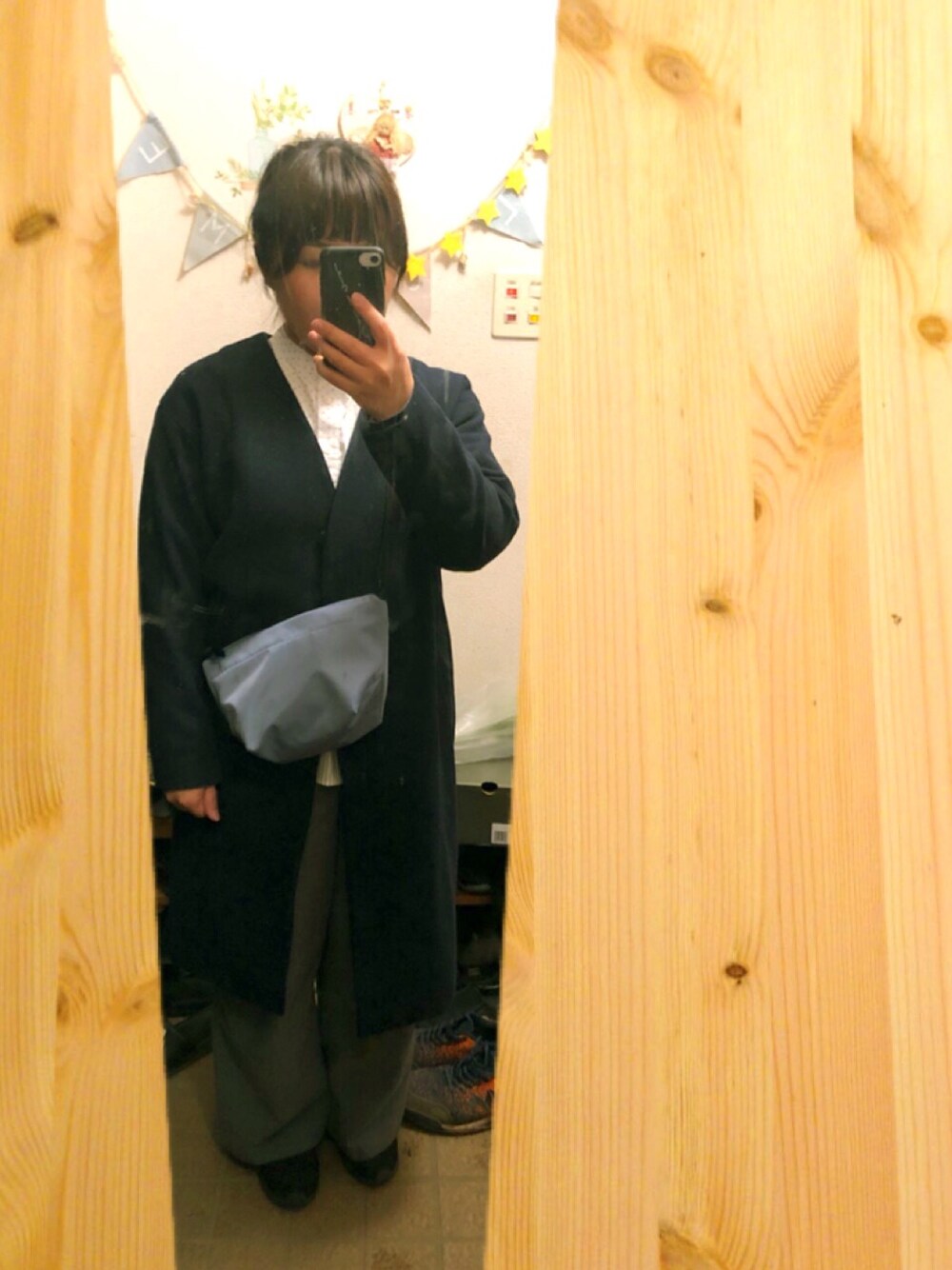 「ノーカラーシャツ、ノーカラーコート、ワイドパンツ、モノトーン、ショルダーバッグ、スポーツスニーカー、ダイソー」｜「UNIQLOのWOMEN スーピマコットンスタンドシャツ（長袖）B（シャツ/ブラウス、ホワイト系）」を使った、あやぺさん（レディース・154cm）の春コーディネートの1枚目の写真