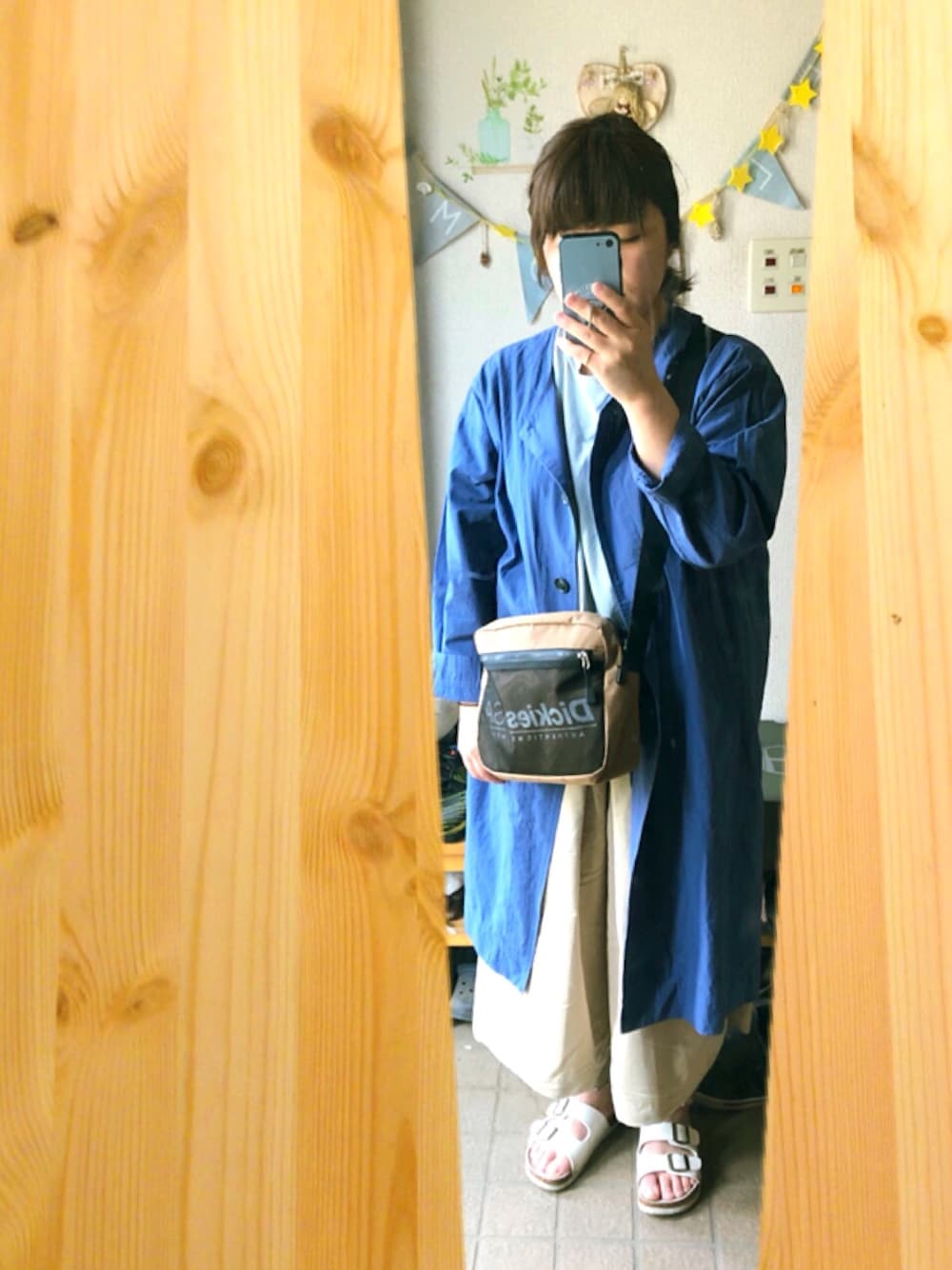 「ノーカラーコート、Tシャツ、ウエストイン、ワイドパンツ、サンダル、ショルダーバッグ、ブルー、ベージュ」｜「studio CLIPのコットンノーカラーシャツコート（ノーカラージャケット、ブルー系）」を使った、あやぺさん（レディース・154cm）の春コーディネートの1枚目の写真