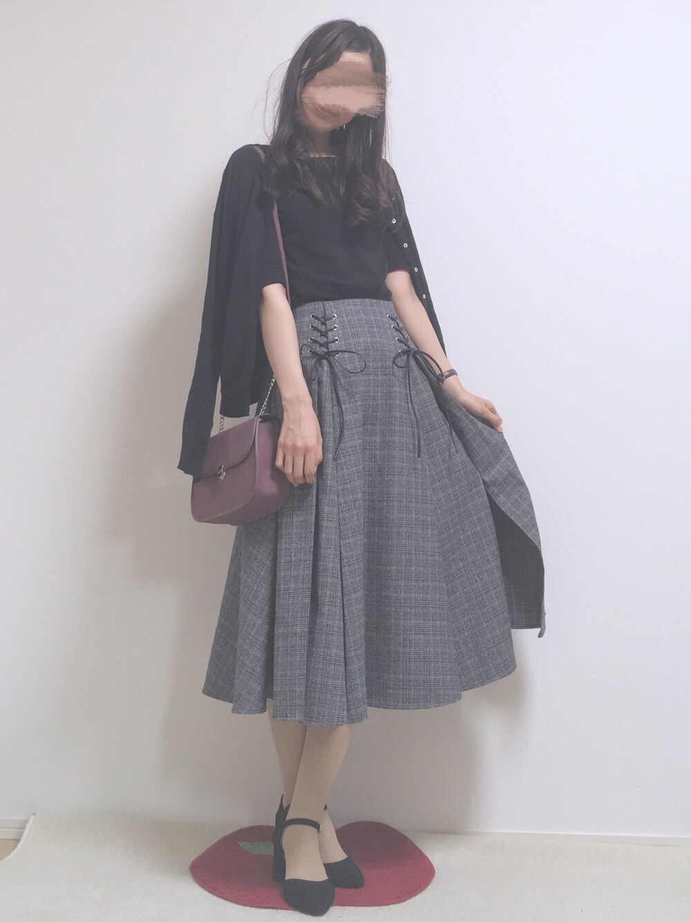 ブラック系のTシャツ/カットソー、ブラック系のカーディガン/ボレロ、グレー系のスカートを着用したレディースの秋コーディネートの1枚目の写真