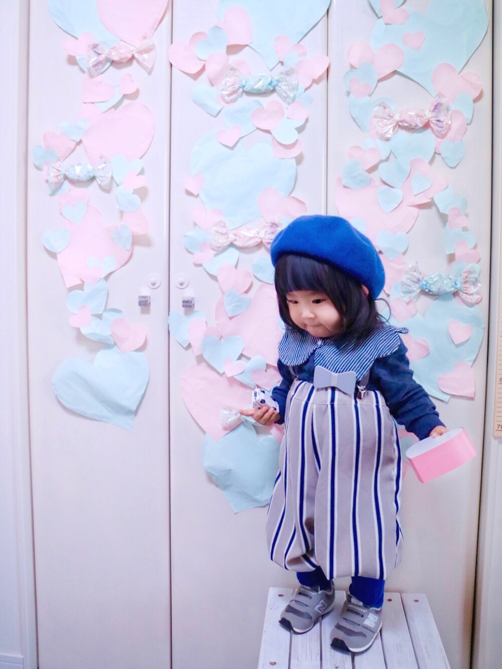 「バレンタイン、おとこのこ、バルーンパンツ、ネイビー、グレー、シャツスタイル、ベレー帽、パンツスタイル、スニーカー、ストライプ」｜「Handmadeのアイテム（その他パンツ、グレー系）」を使った、memimemimiさん（キッズ・80cm）の冬コーディネートの1枚目の写真