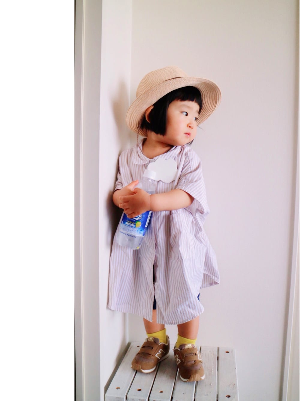 「夏、シャツスタイル、スニーカー、ハット、ストライプ、ベージュ、ブラウン、ホワイト、イエロー、New Balance」｜「Handmadeのアイテム（ブローチ/コサージュ、ホワイト系）」を使った、memimemimiさん（キッズ・80cm）の夏コーディネートの1枚目の写真