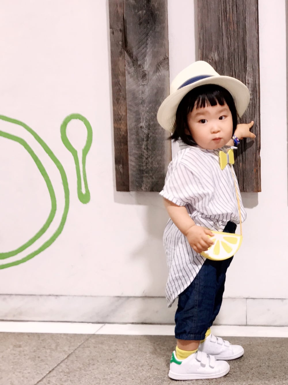 「キッズコーデ、夏コーデ、夏、ストライプ、オーバーサイズ、デニム、パンツスタイル、シャツスタイル、ホワイト、イエロー」｜「Handmadeのアイテム（ブローチ/コサージュ、イエロー系）」を使った、memimemimiさん（キッズ・80cm）の夏コーディネートの1枚目の写真