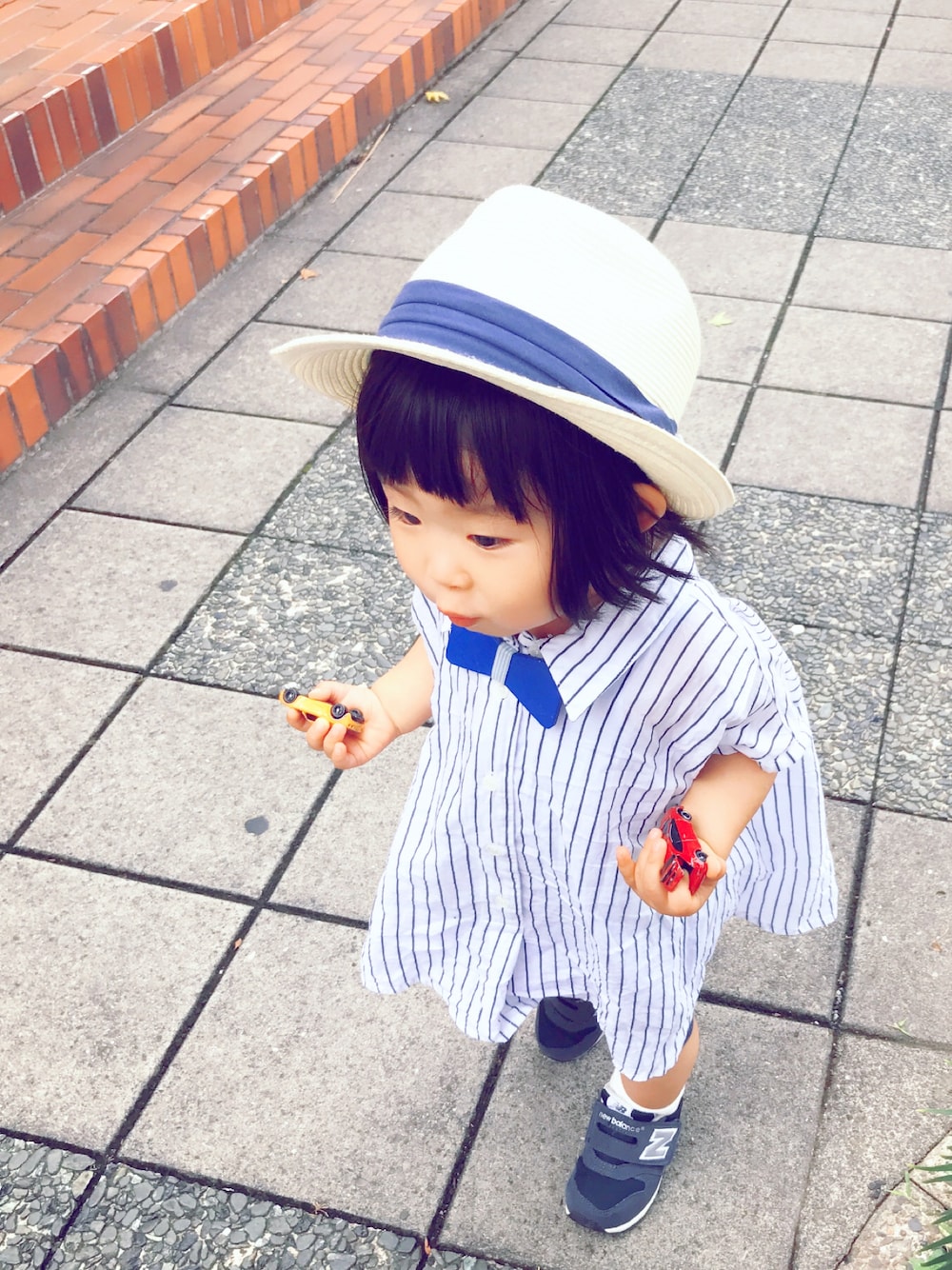 「夏コーデ、キッズコーデ、シンプルコーデ、シャツスタイル、パンツスタイル、スニーカー、ハット、ストライプ、ホワイト、ネイビー」｜「Handmadeのアイテム（ブローチ/コサージュ、ブルー系）」を使った、memimemimiさん（キッズ・80cm）の夏コーディネートの1枚目の写真