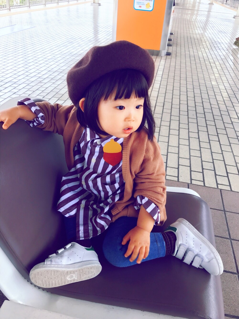 「カジュアル、秋のコーデ、ブラウン、ワインレッド、ブルー、ホワイト、ストライプ、シャツスタイル、パンツスタイル、ベレー帽」｜「Handmadeのアイテム（ブローチ/コサージュ、ブラウン系）」を使った、memimemimiさん（キッズ・80cm）の秋コーディネートの1枚目の写真