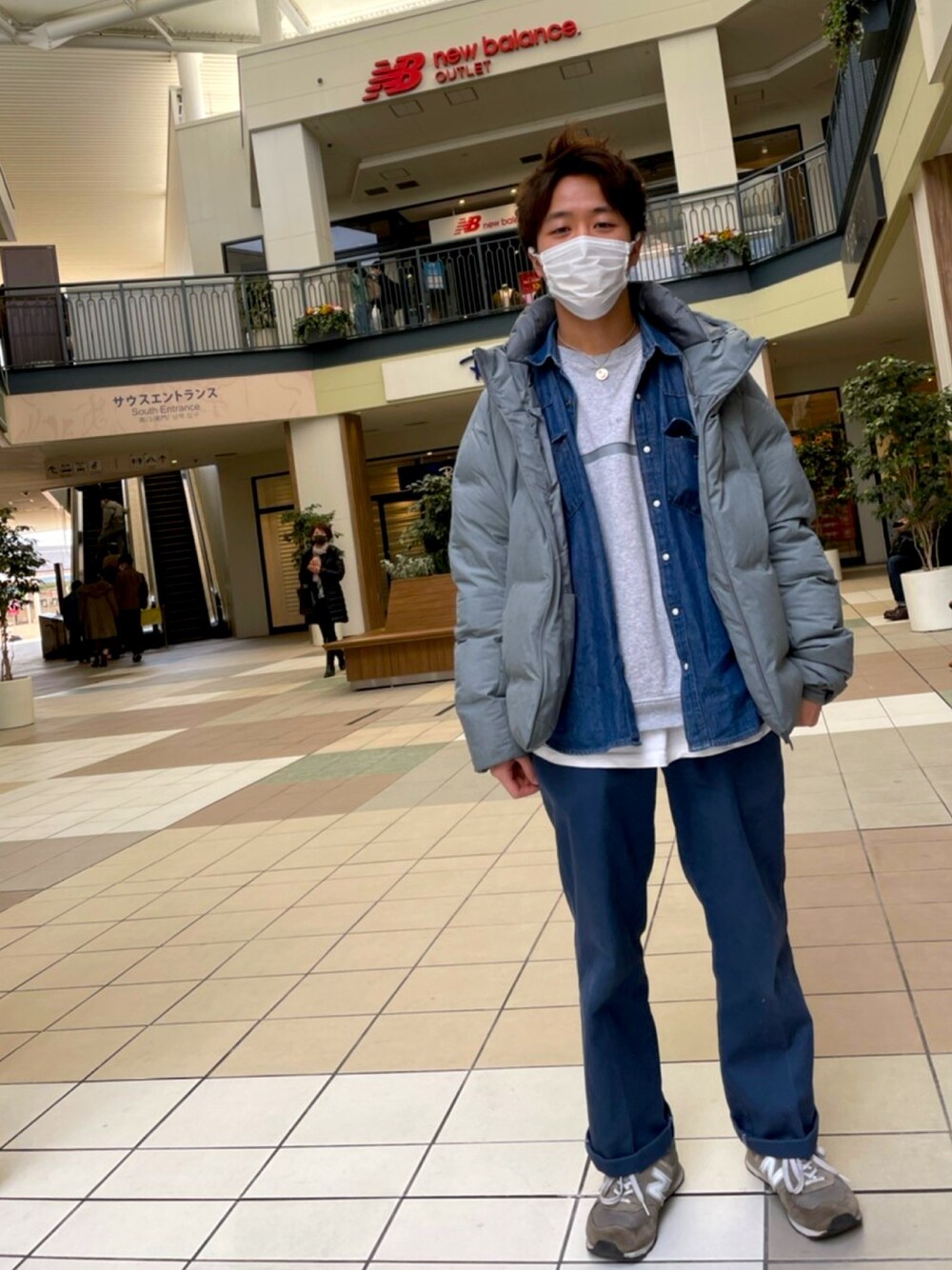 「#newbalance」｜「usedのアイテム（シャツ/ブラウス、ブルー系）」を使った、亮太さん（メンズ・168cm）の冬コーディネートの1枚目の写真