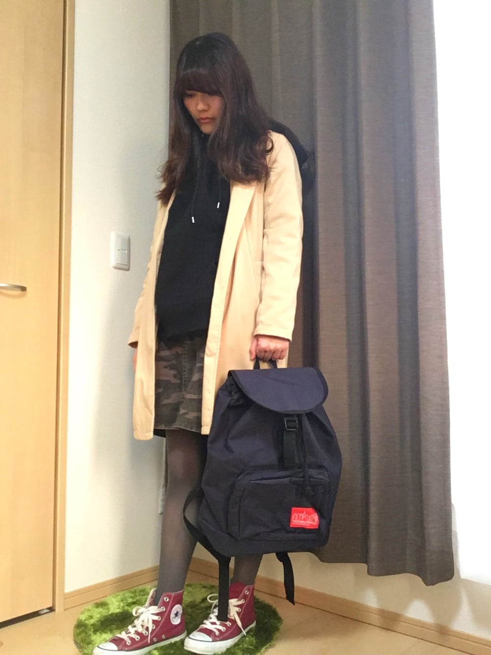 「はるコーデ、MERCURYDUO(MERCURYDUO)、JEANASiS、Manhattan Portage、converse、カモフラ、パーカー」｜「JEANASISのフーディ/744691 （パーカー、ブラック系）」を使った、まなみさん（レディース・160cm）の春コーディネートの1枚目の写真