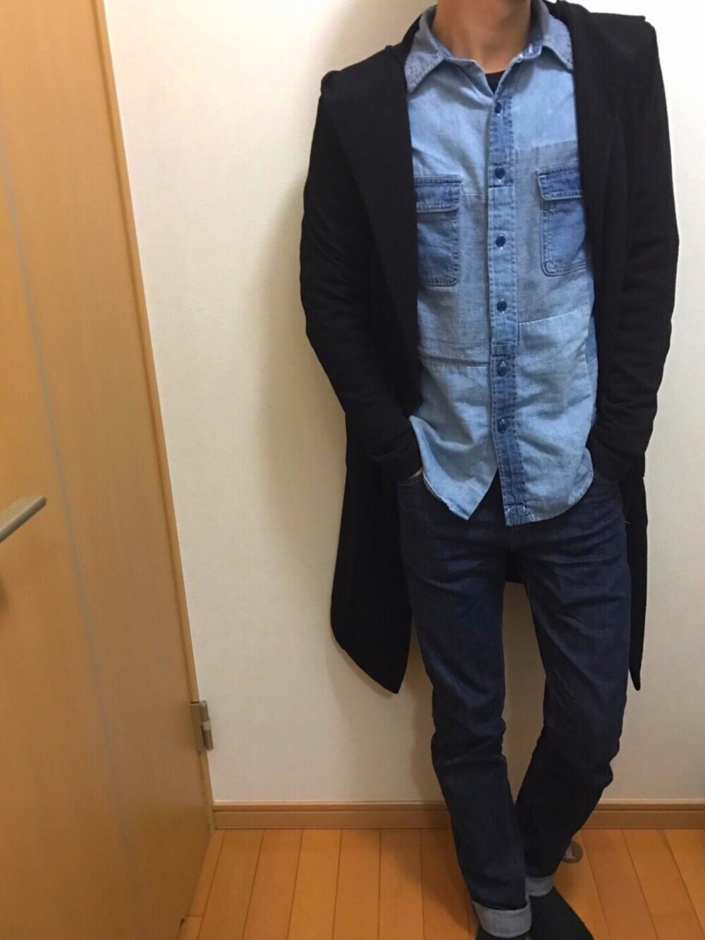 ブルー系のシャツ/ブラウス、ブラック系のカーディガン/ボレロ、ブルー系のデニムパンツを着用したメンズの春コーディネートの1枚目の写真