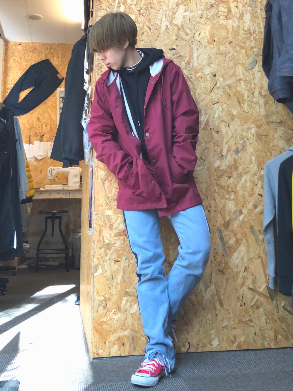 「カジュアルコーデ、パンツスタイル、スニーカーコーデ、低身長、converse、SANLDK、UNISEX」｜「SANLDKのアイテム（ナイロンジャケット、レッド系）」を使った、MIKAさん（レディース・153cm）の冬コーディネートの1枚目の写真