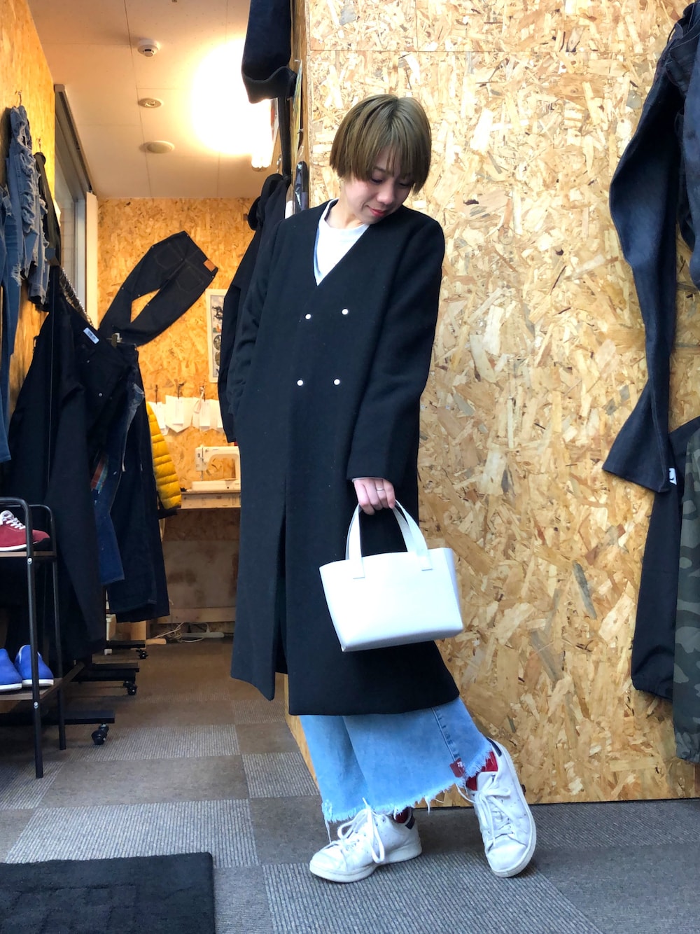 「カジュアル、スニーカー、ootd、低身長コーデ、黒、オトナカジュアル、ママコーデ、デニム」｜「SANLDKのアイテム（トートバッグ、ホワイト系）」を使った、MIKAさん（レディース・153cm）の冬コーディネートの1枚目の写真