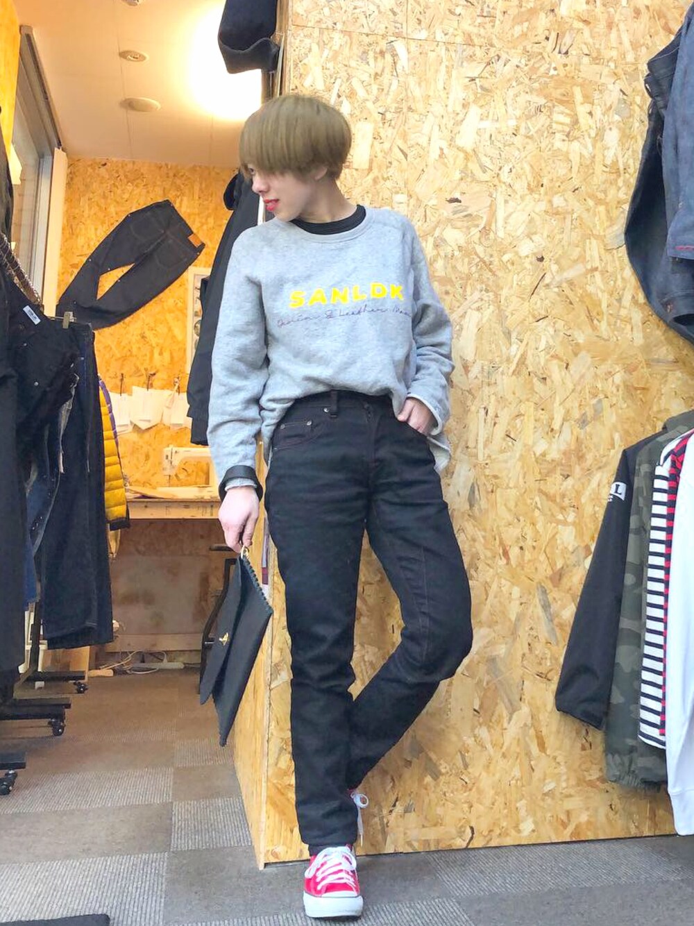 「シンプル、春、パンツスタイル、デニムパンツ、ママコーデ、ショートヘア、ブラックデニム、ラフスタイル」｜「SANLDKのアイテム（デニムパンツ、ブラック系）」を使った、MIKAさん（レディース・153cm）の冬コーディネートの1枚目の写真