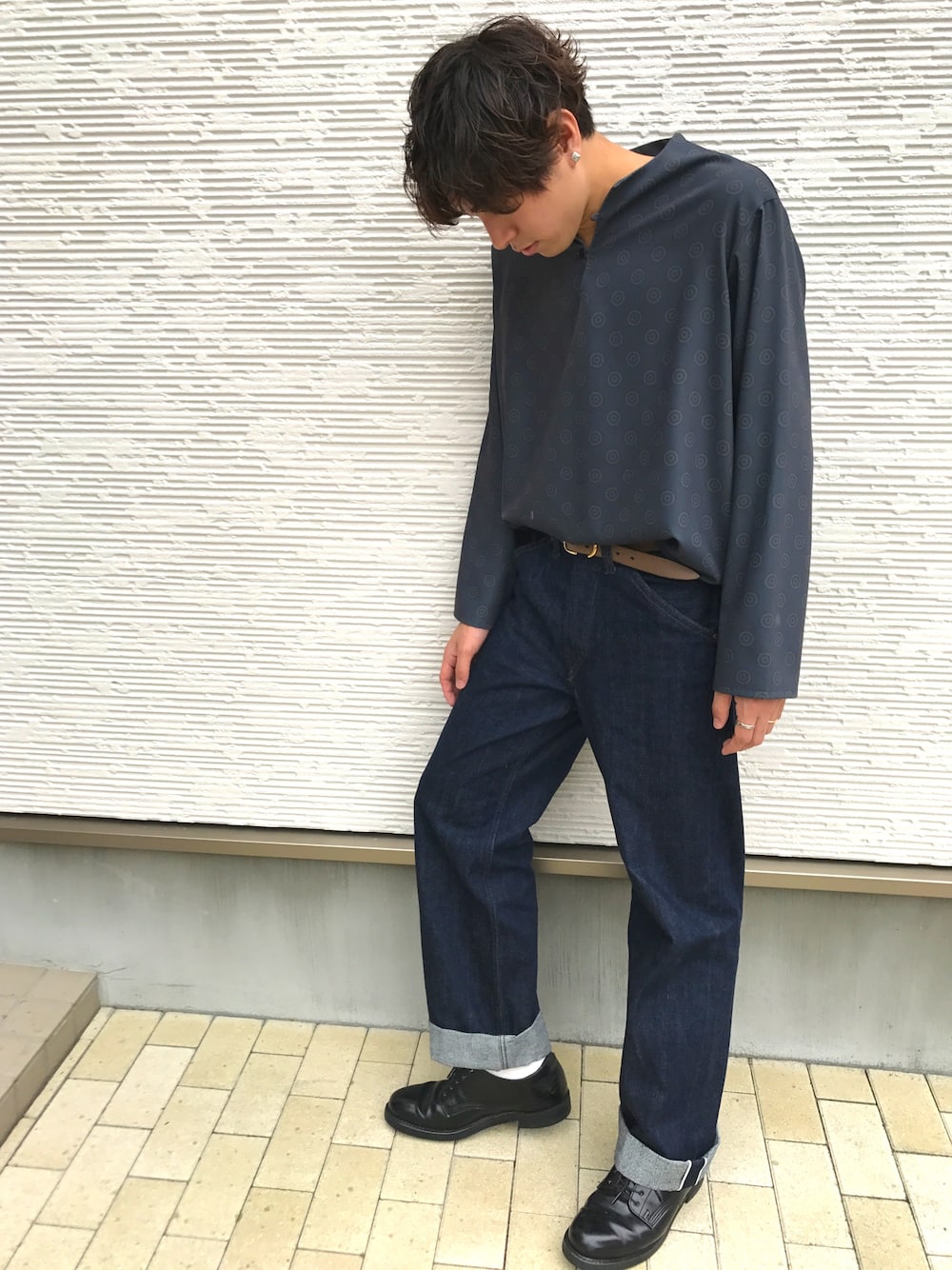 「オーバーサイズ、ワイドデニム、ワイドパンツ、インスタイル、ハレ、黒ブーツ、ビッグT、デニムパンツ、プルオーバー」｜「HAREのアートコモンガラプルオーバー（HARE)（シャツ/ブラウス、ブラック系）」を使った、KOUさん（メンズ・174cm）の春コーディネートの1枚目の写真