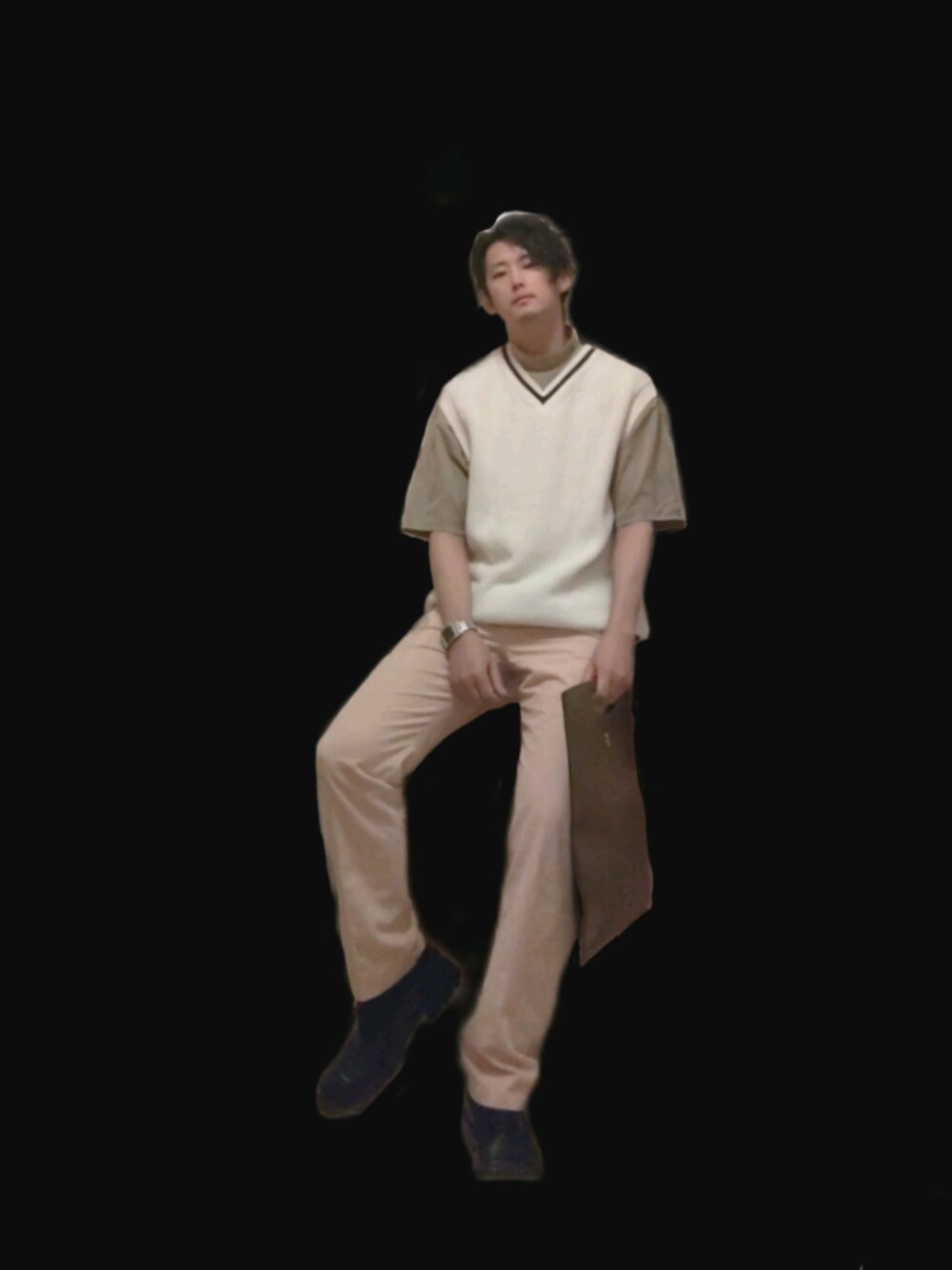「ニットベスト、モックネック、ワイドパンツ、コーデュロイパンツ、トートバッグ、クラッチバッグ、革靴」｜「Instagram⇒mana__model見てくれると嬉しいです😍のアイテム（チェスターコート、ベージュ系）」を使った、manaさん（メンズ・184cm）の春コーディネートの1枚目の写真