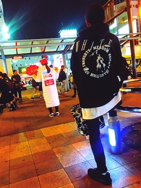 「KAWSのアイテム（バッグ）」を使った、ryoさん（メンズ・172cm）の冬コーディネート